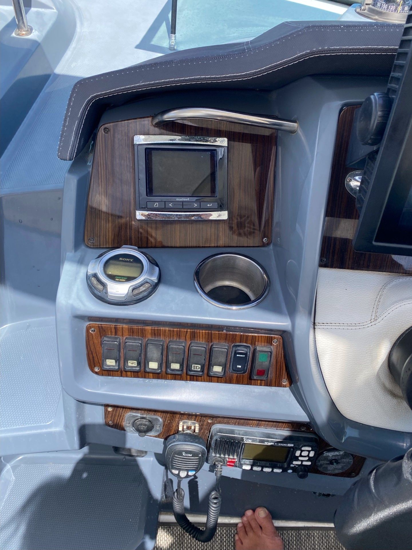 2016 Cruisers Yachts 35 Express - Photo 16