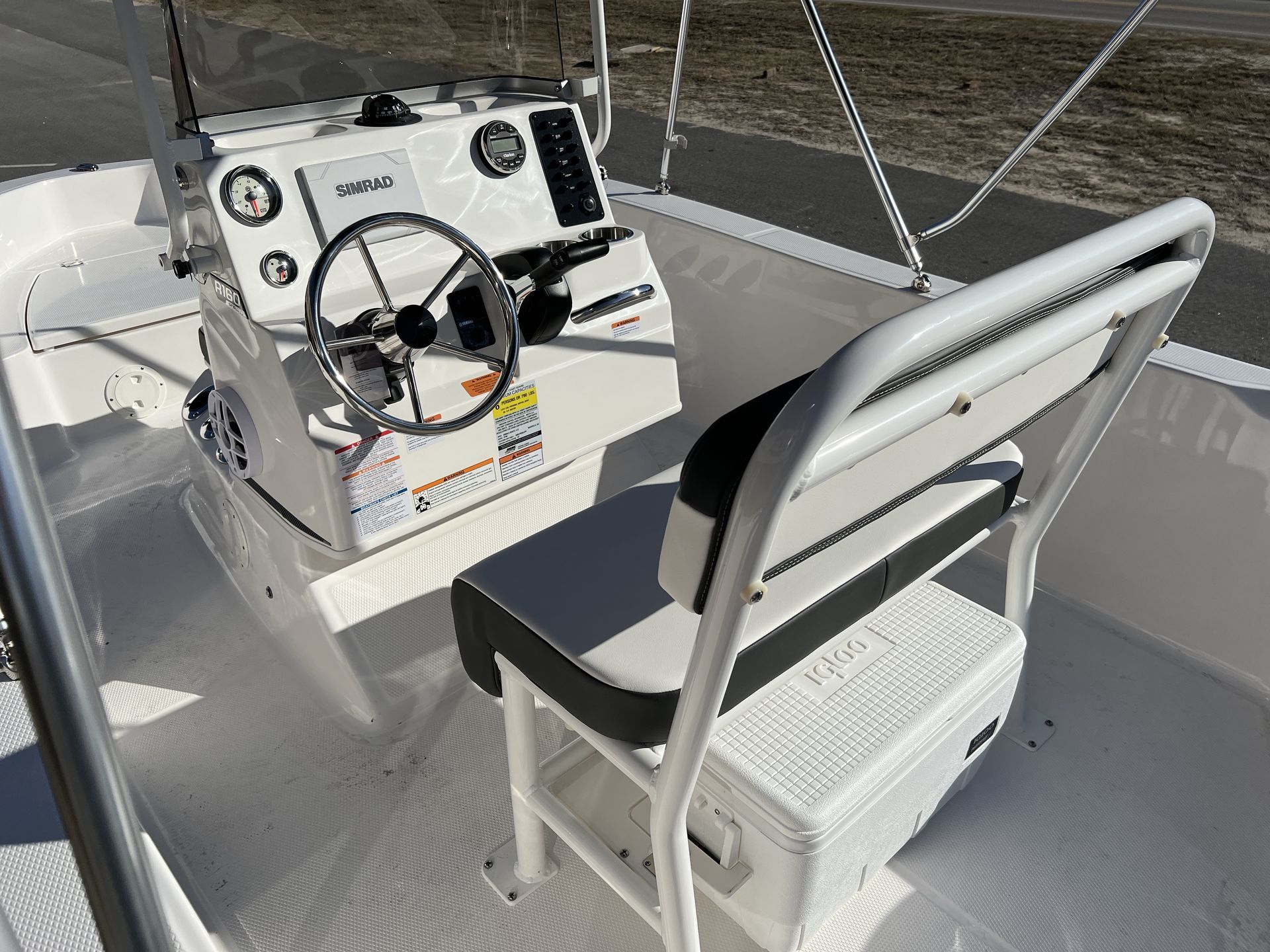 2025 Robalo 160 CC — photo 18 view