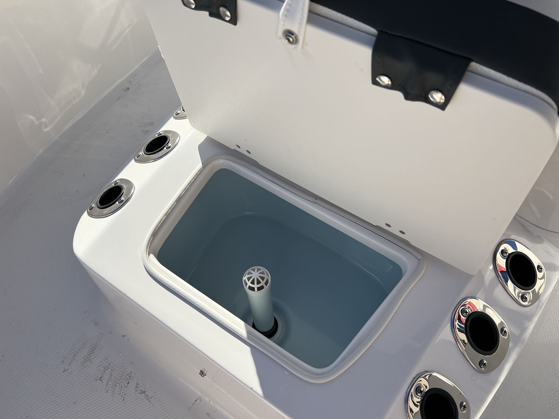 2025 Robalo 160 CC — photo 20 view