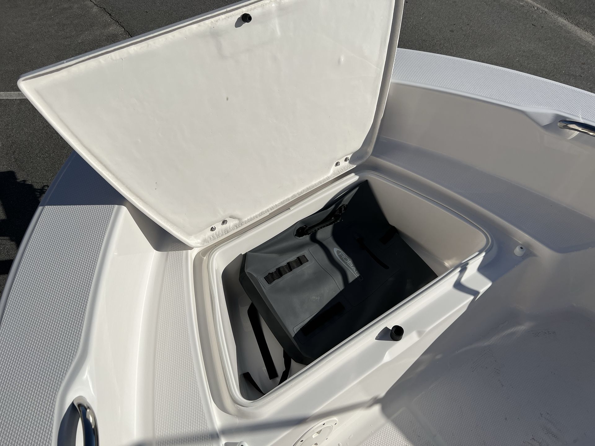 2025 Robalo 160 CC — photo 9 view