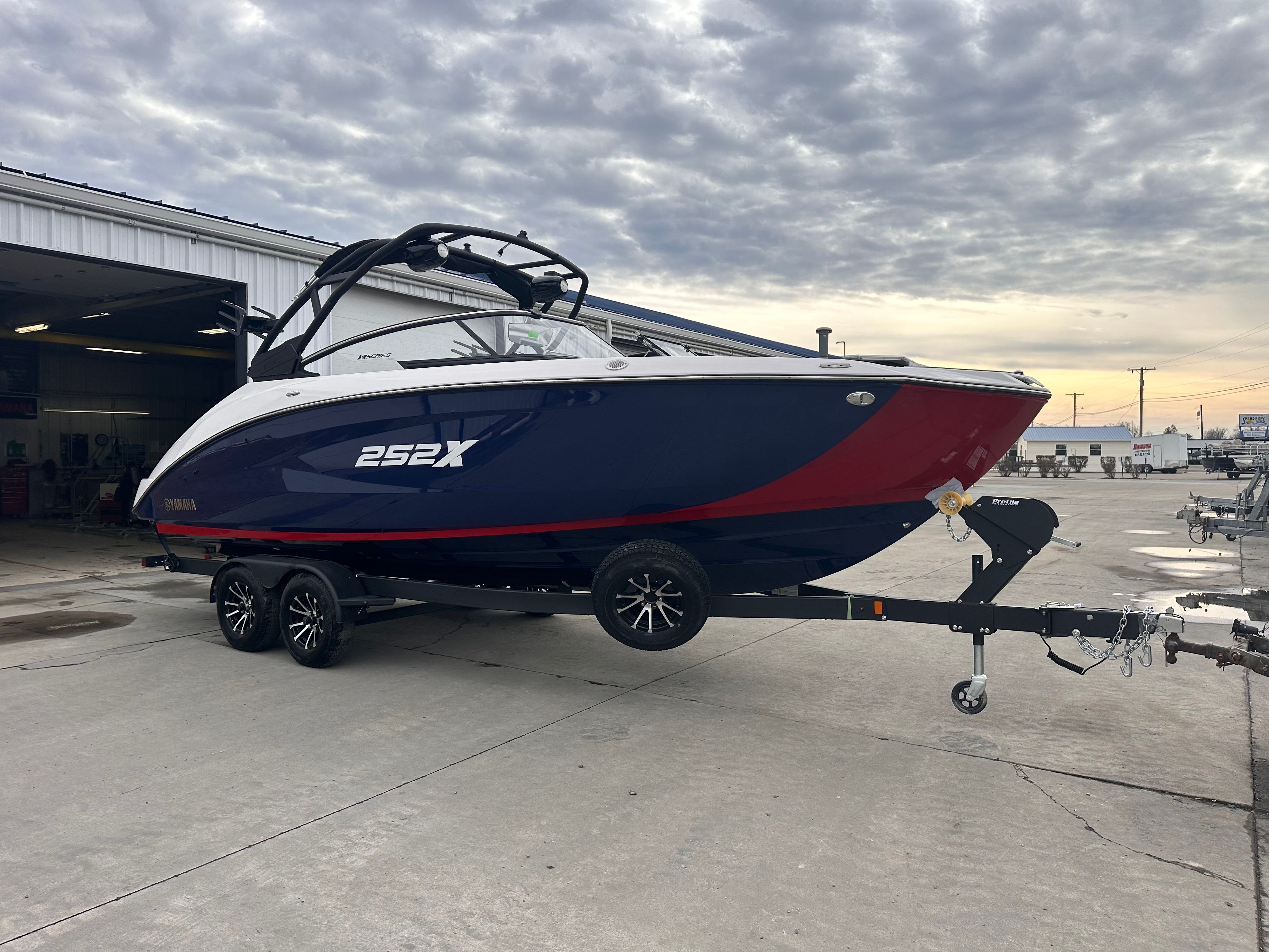 2025 Yamaha 252 XE — photo 11 view