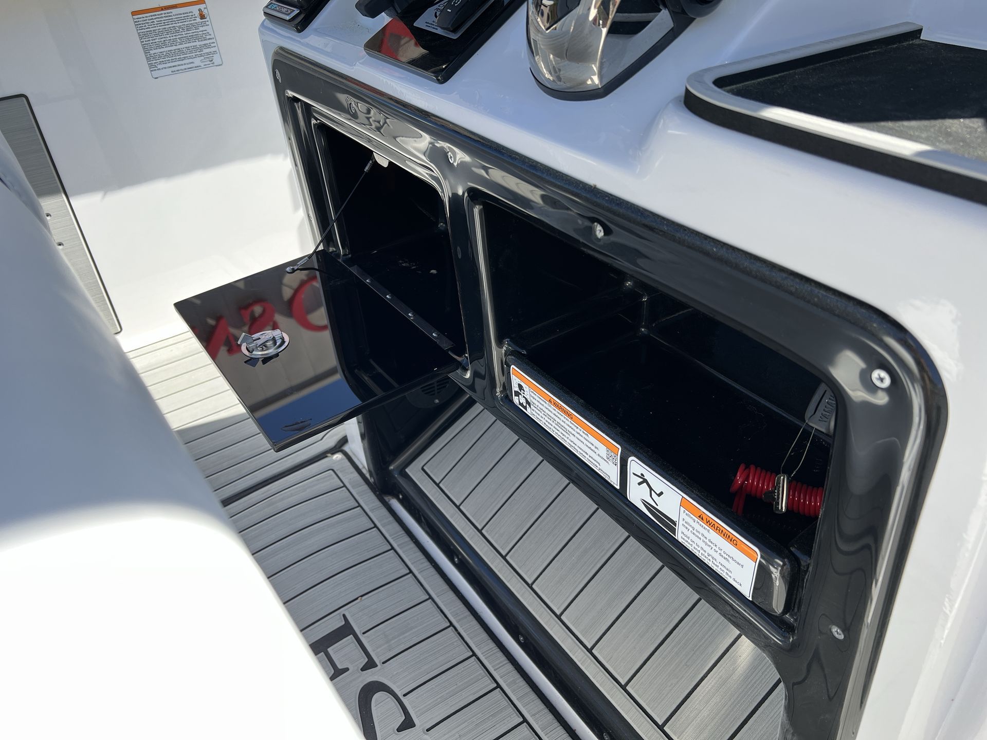 2025 Yamaha 255 FSH Sport E — engine compartment view