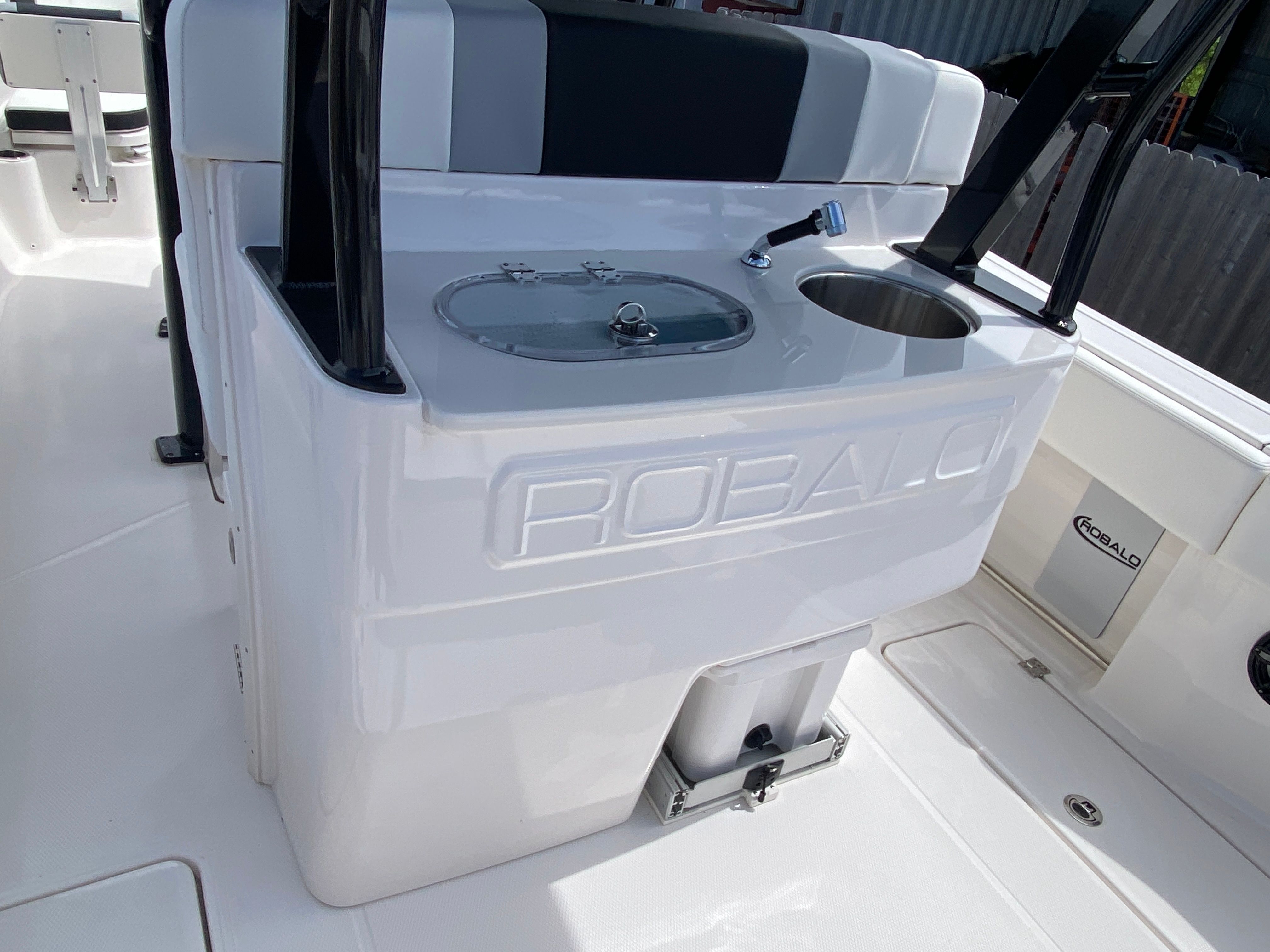 2025 Robalo 270 CC — photo 8 view
