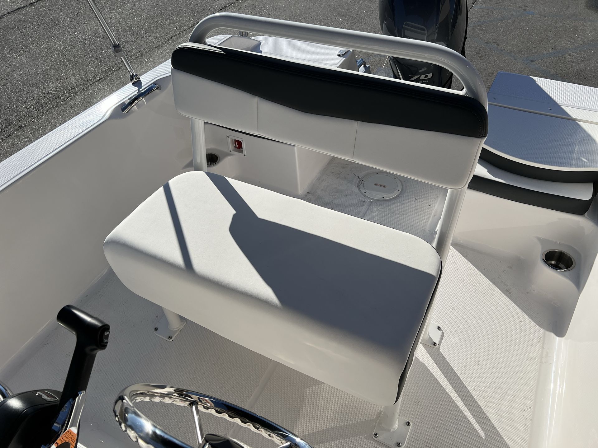 2025 Robalo 160 CC — photo 11 view