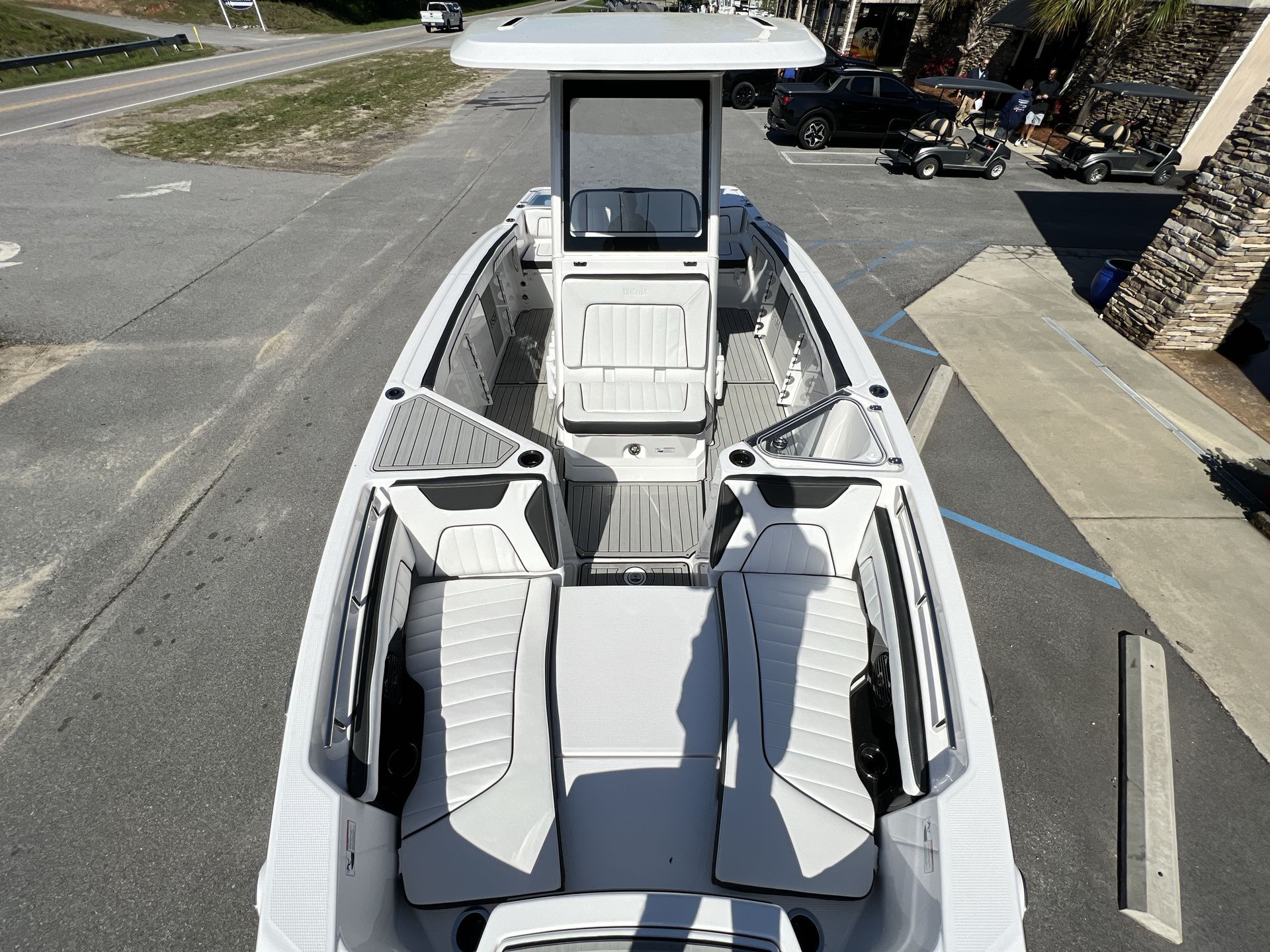 2025 Yamaha 255 FSH Sport E — side profile view