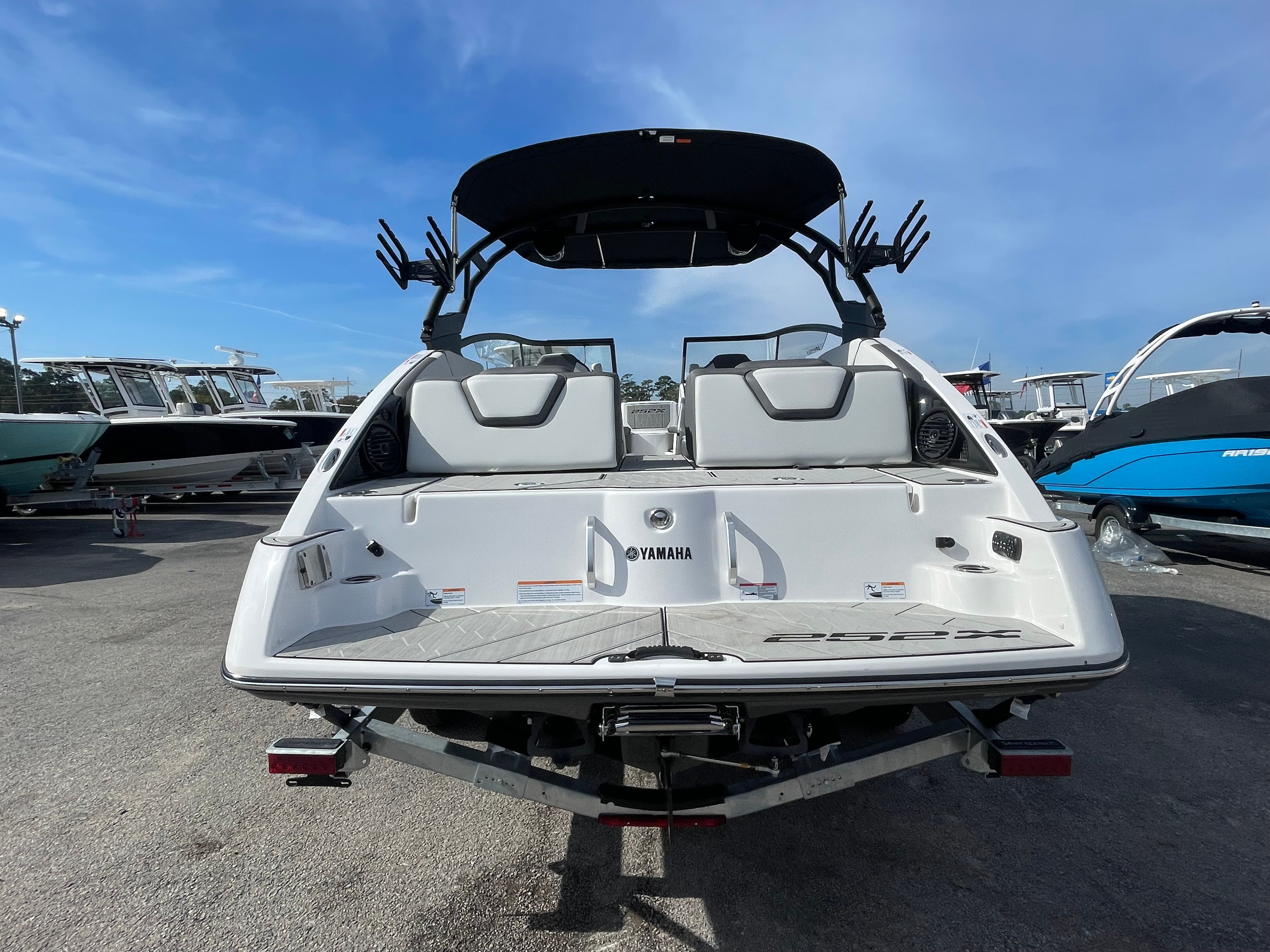 2025 Yamaha 252 XE — engine compartment view