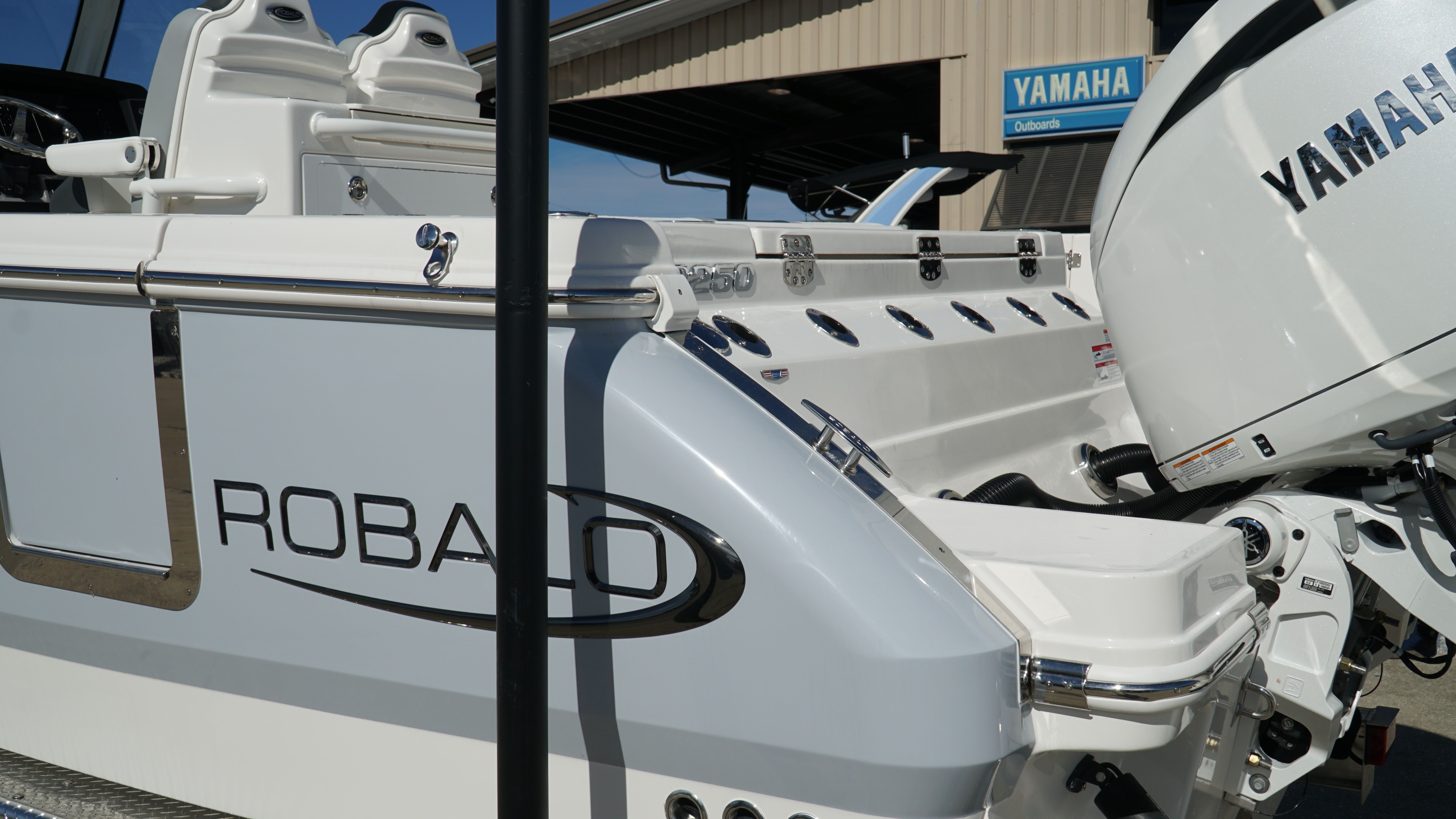 2025 Robalo 250 CC — engine compartment view