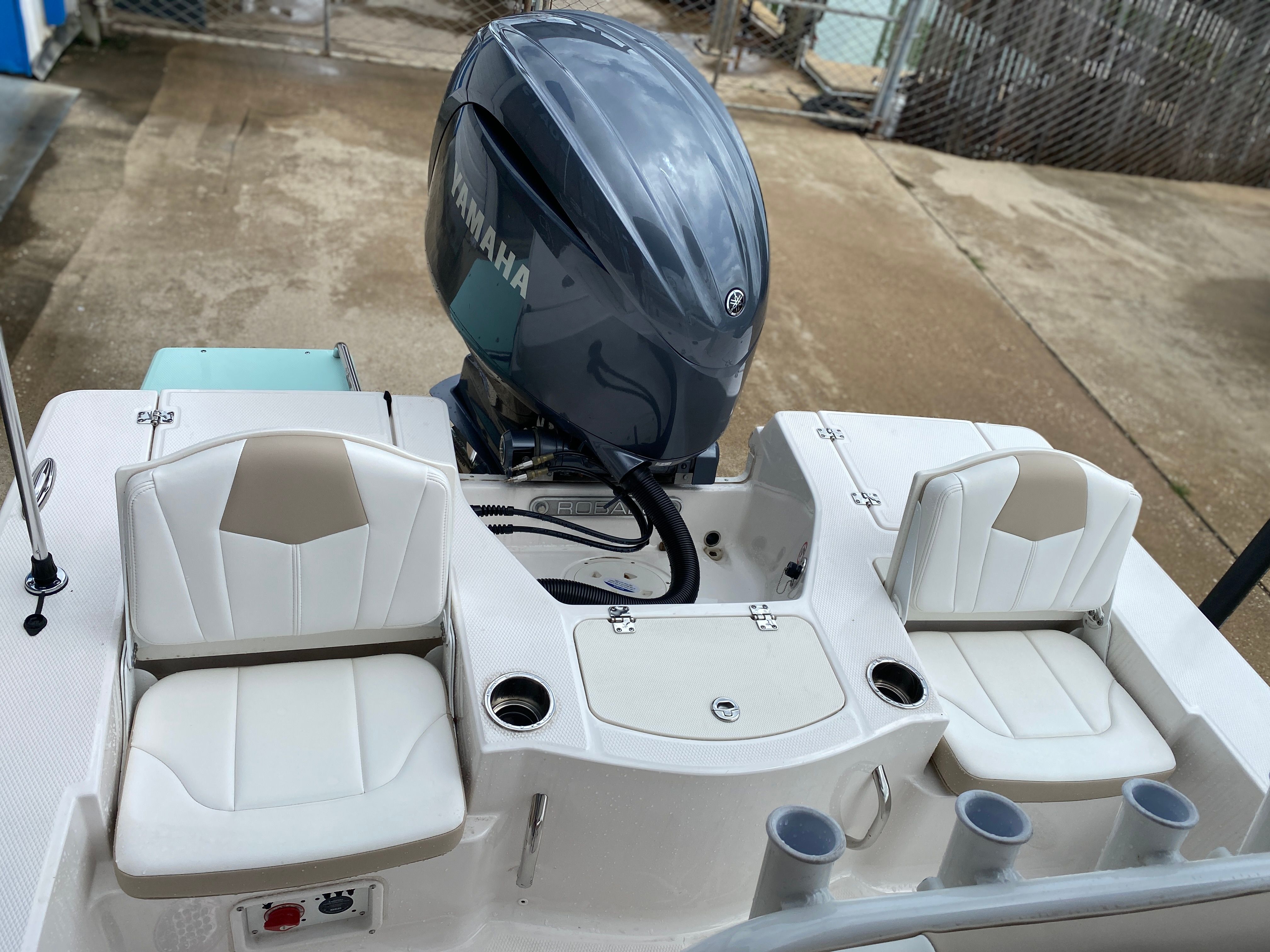2025 Robalo 206 Cayman DLX — engine compartment view