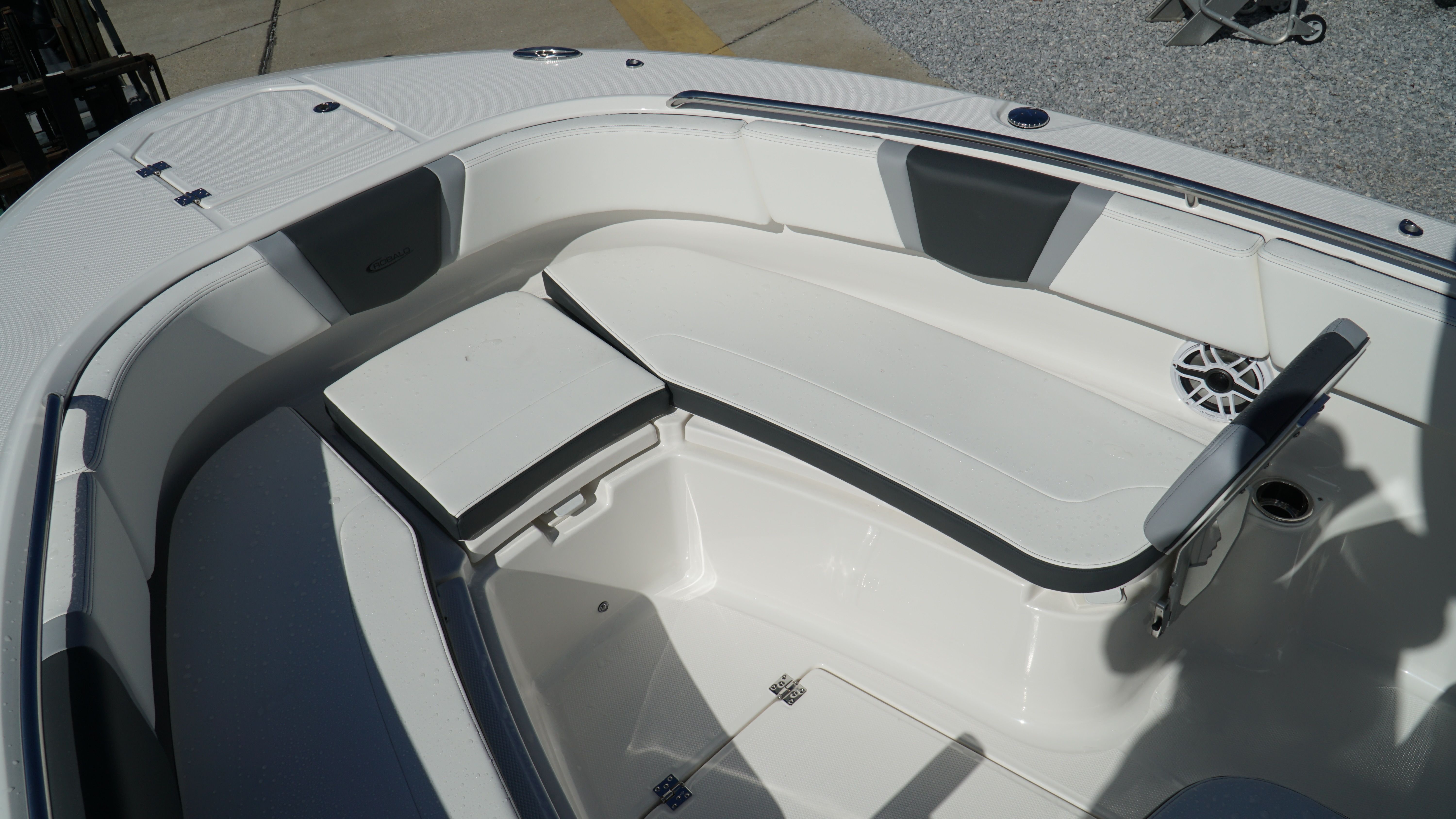 2025 Robalo 250 CC — photo 18 view