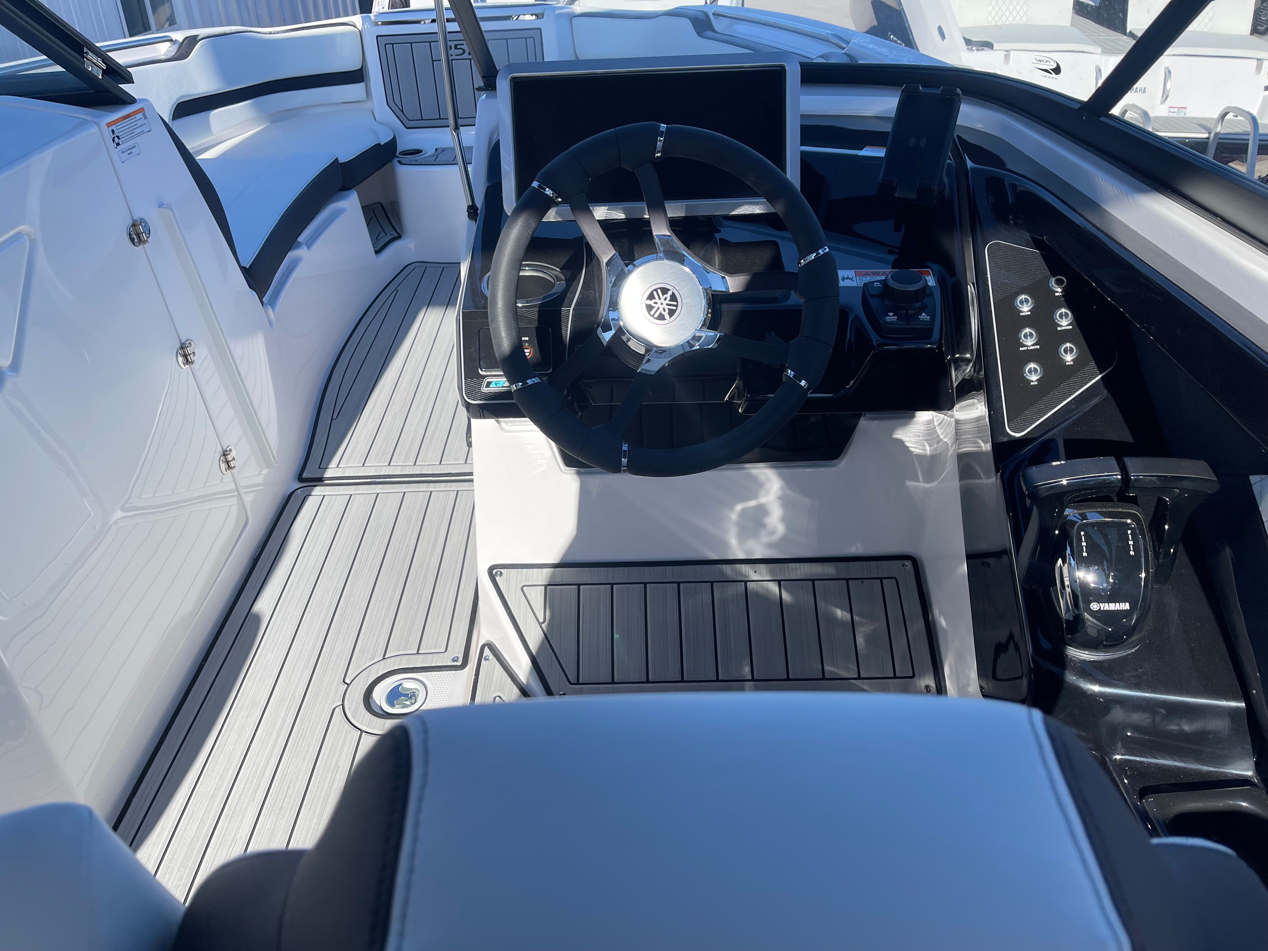 2025 Yamaha 252 SE — photo 16 view