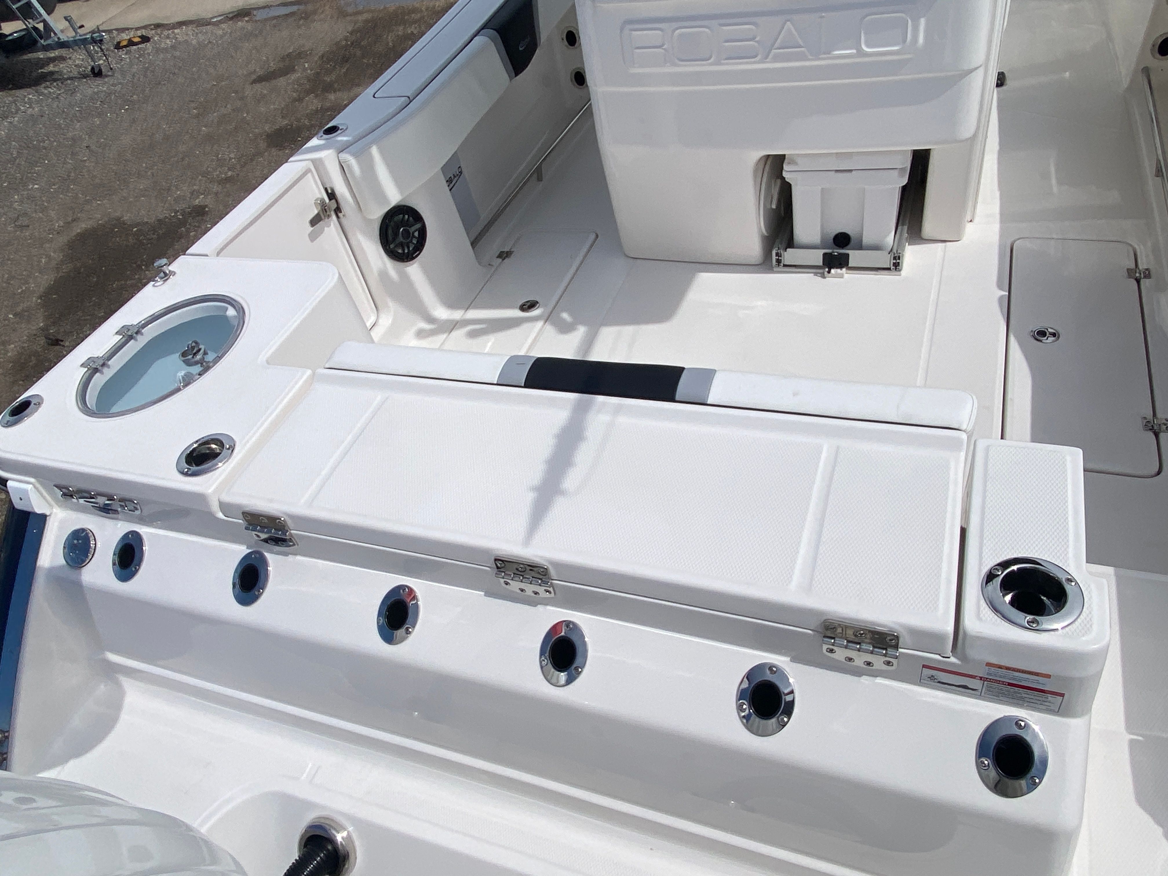 2025 Robalo 270 CC — engine compartment view