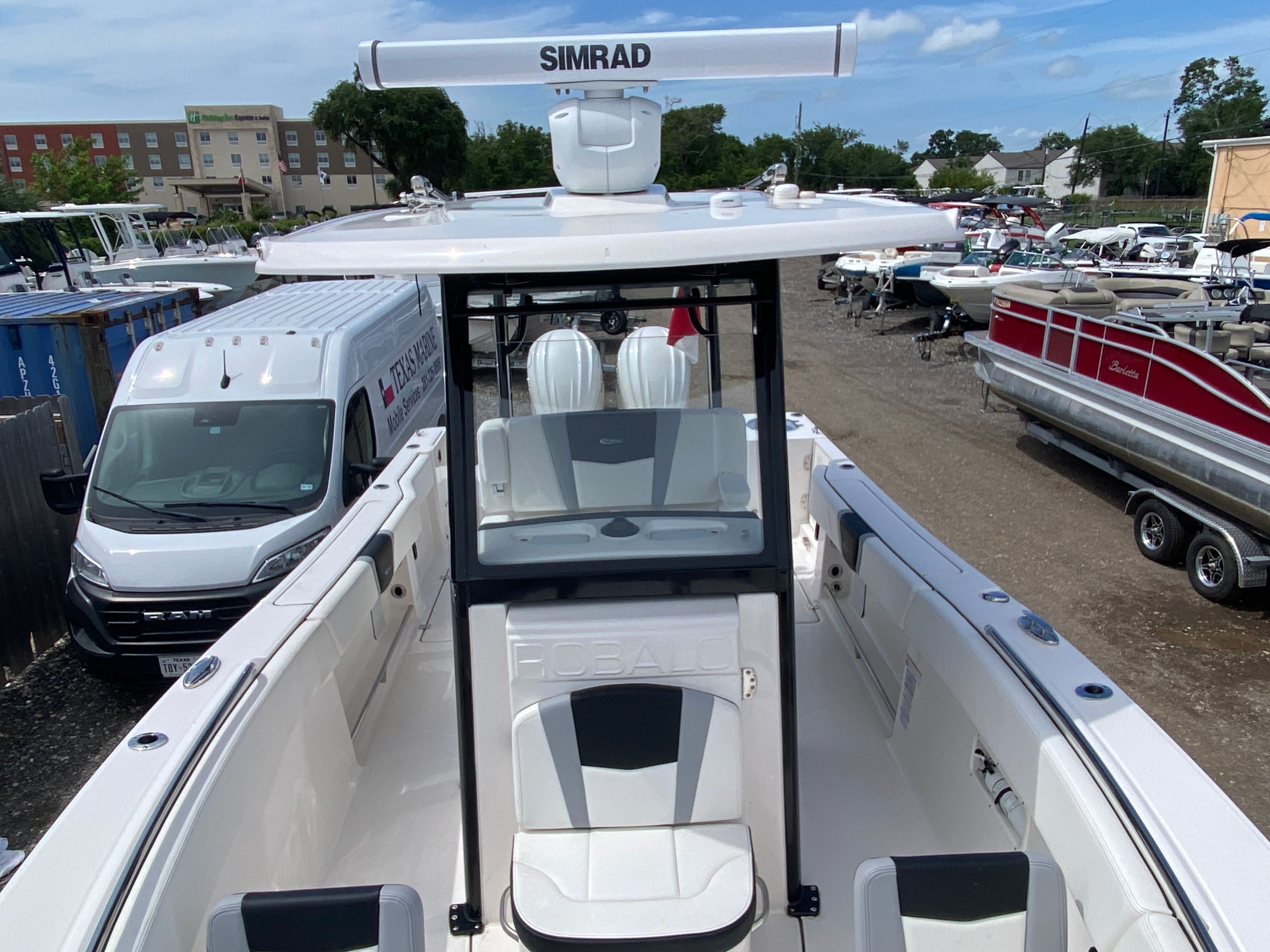 2025 Robalo 270 CC — photo 15 view