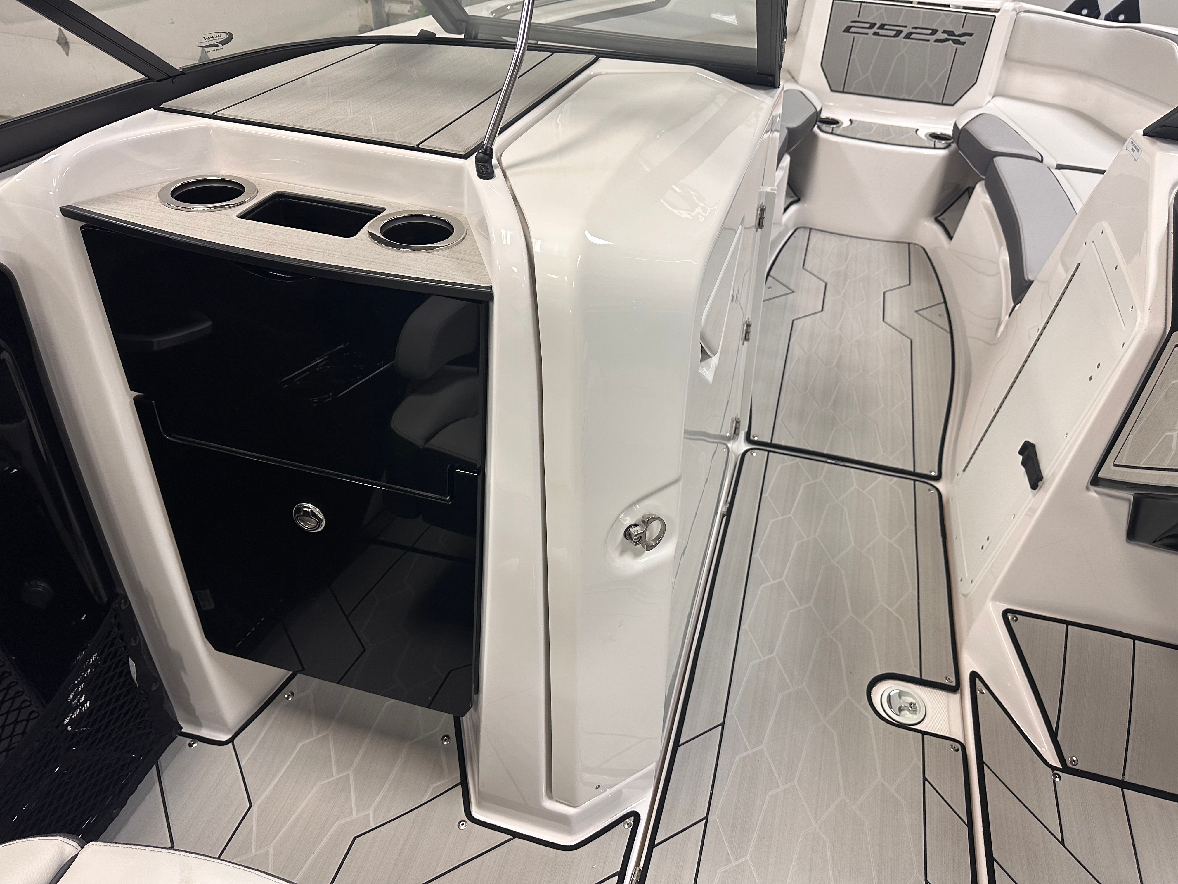 2025 Yamaha 252 XE — engine compartment view