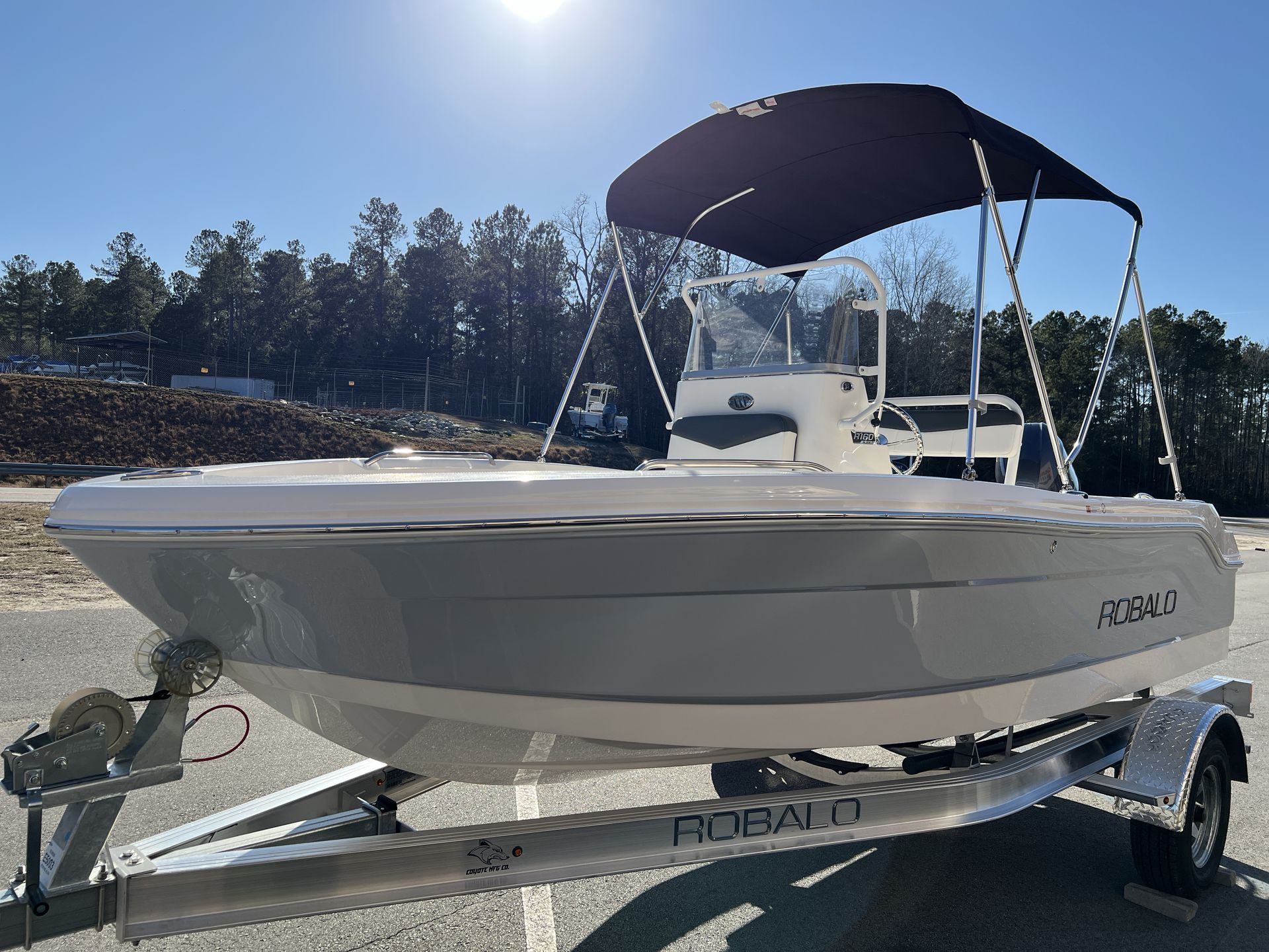 2025 Robalo 160 CC — side profile view