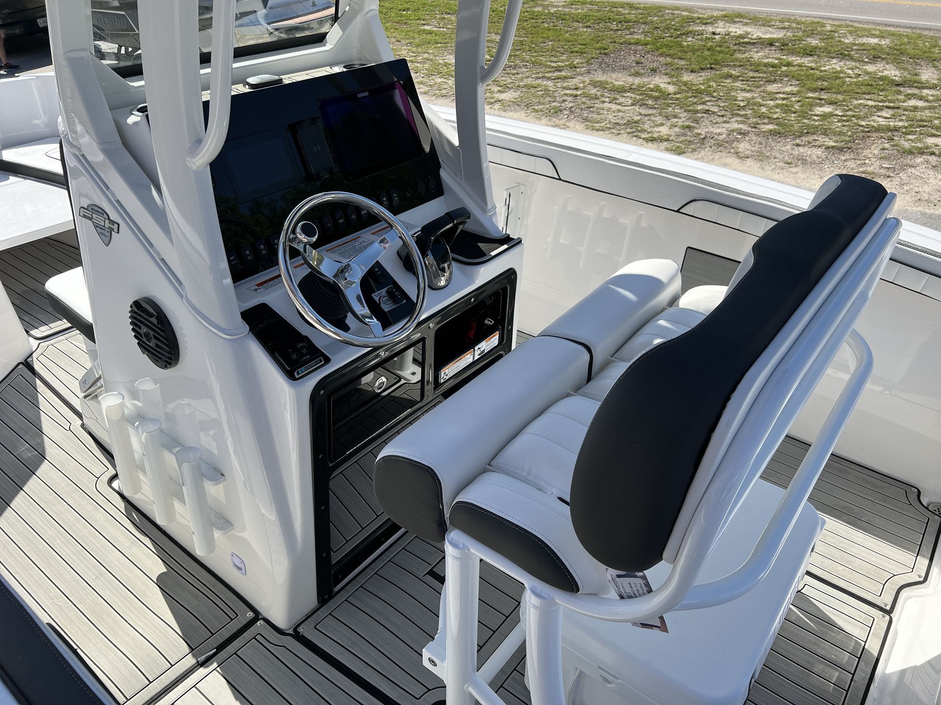 2025 Yamaha 255 FSH Sport E — interior view