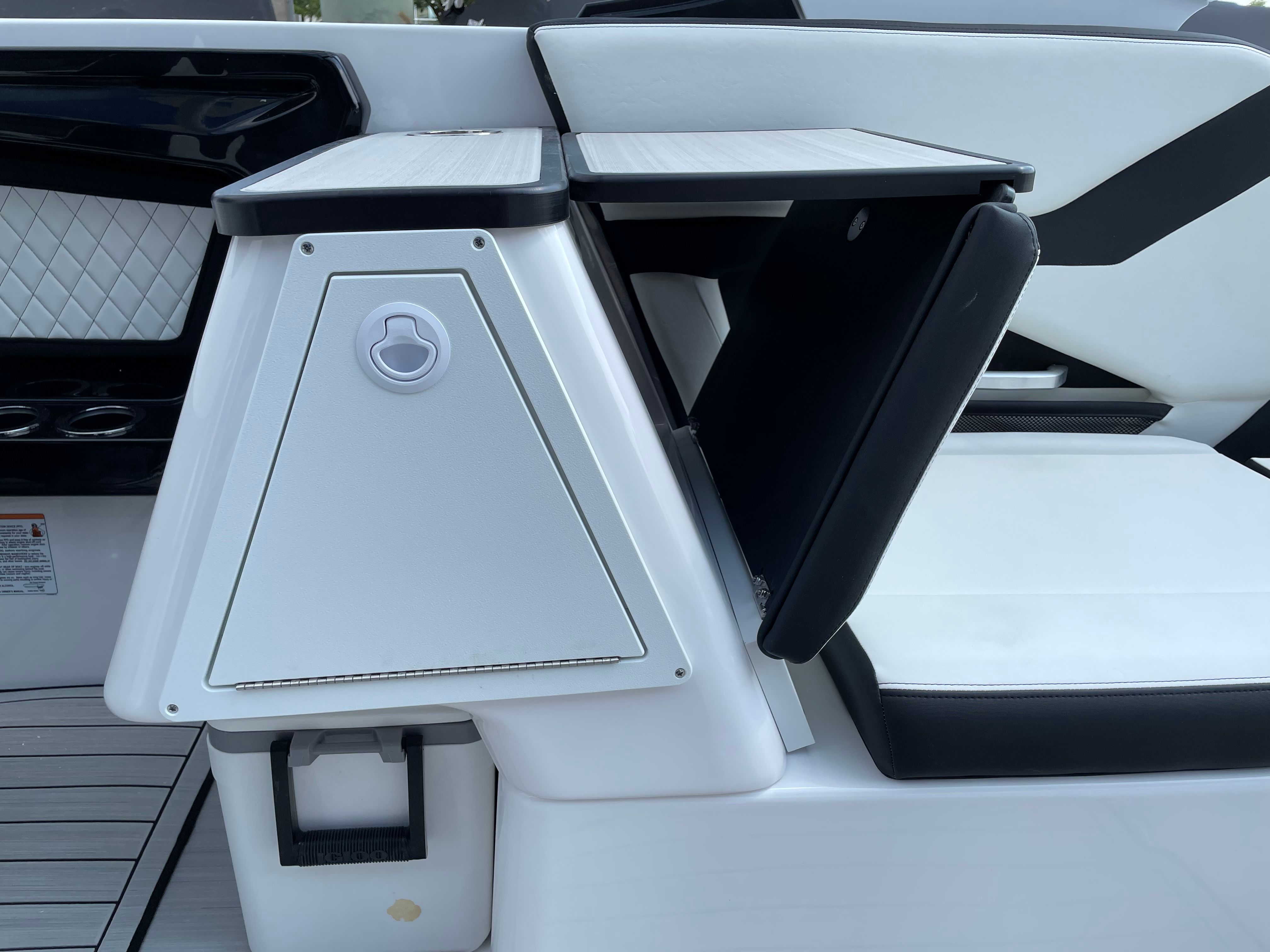 2025 Yamaha 252 S — engine compartment view