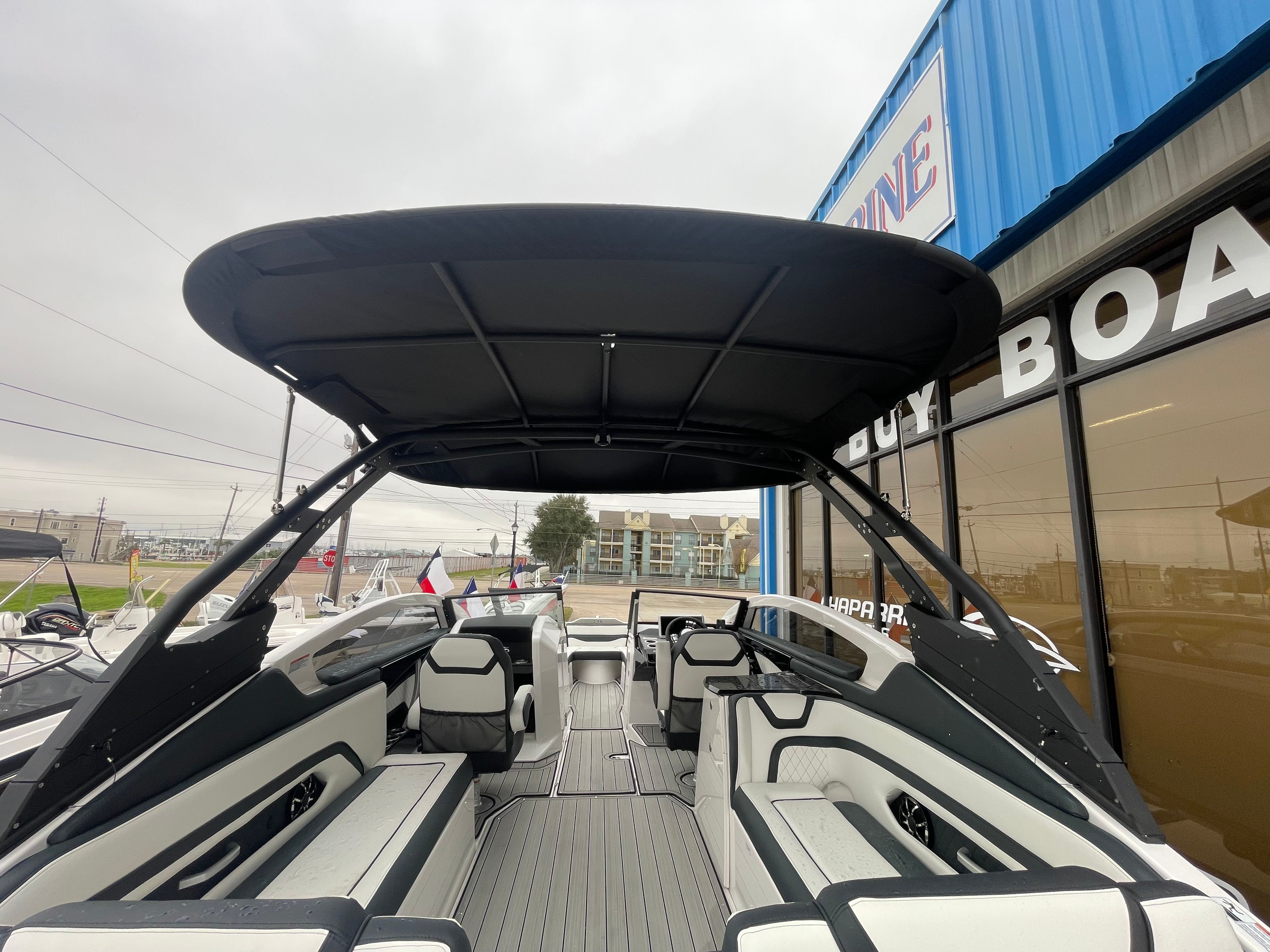 2025 Yamaha 275 SE — engine compartment view