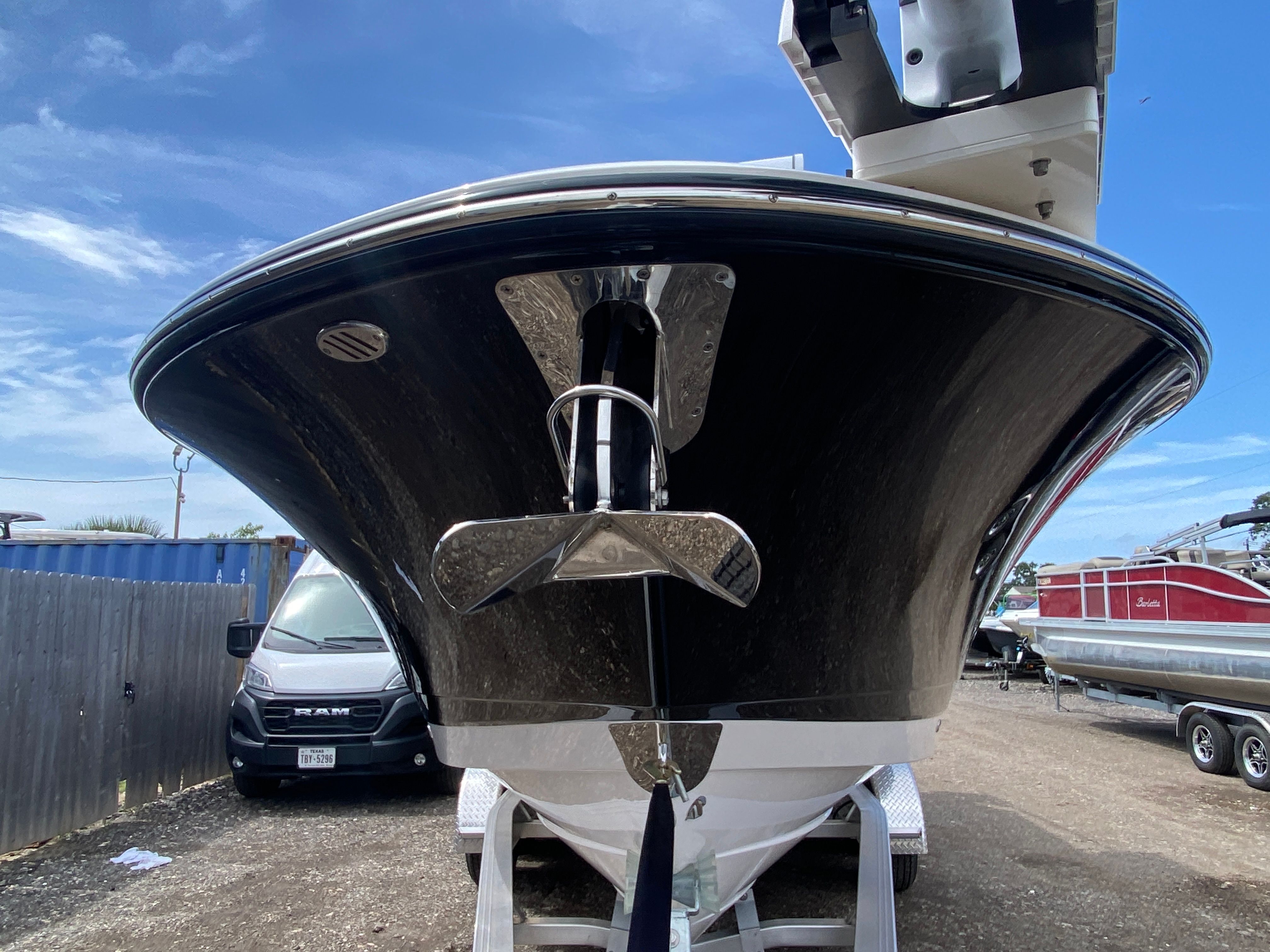 2025 Robalo 270 CC — rear three-quarter view
