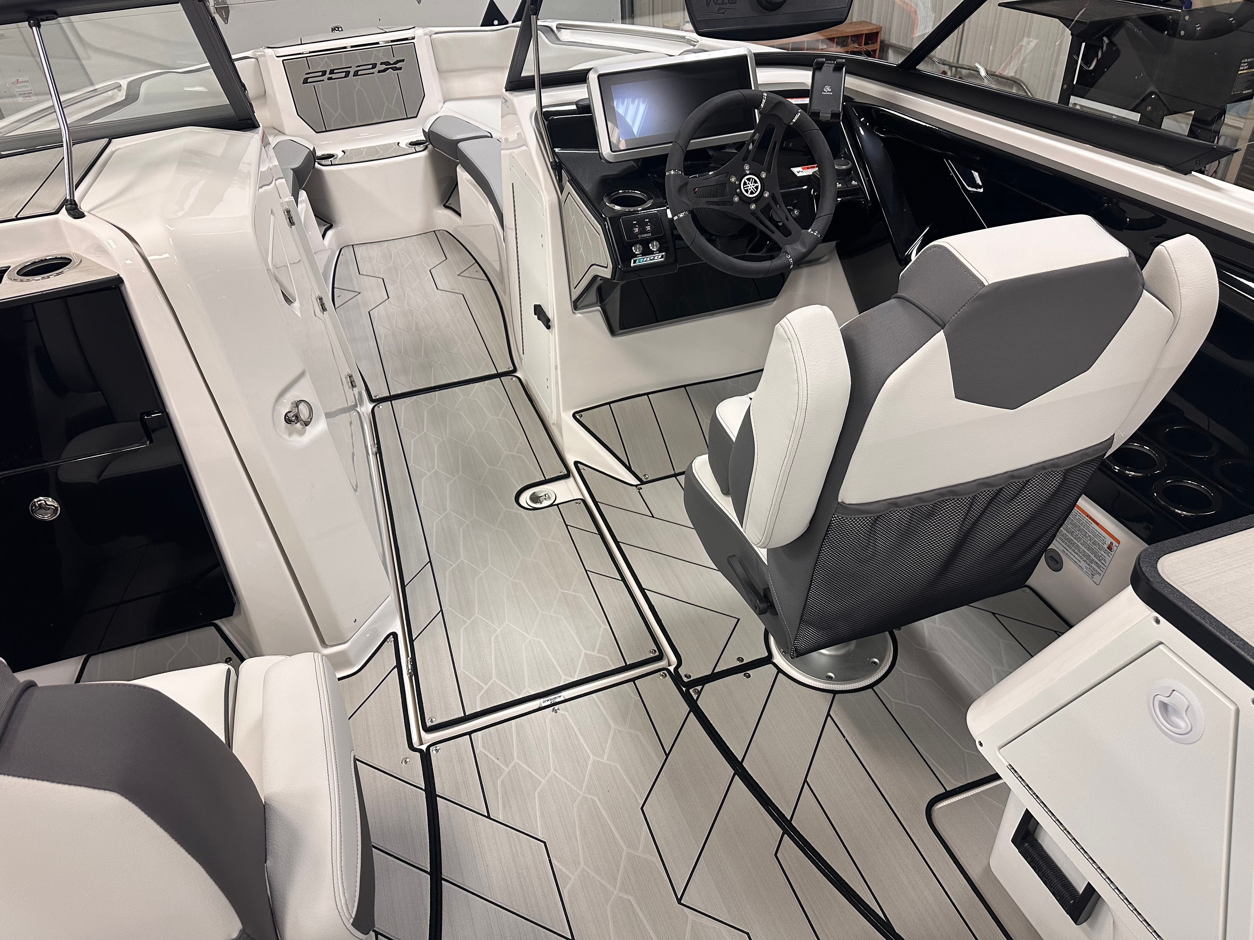 2025 Yamaha 252 XE — photo 18 view
