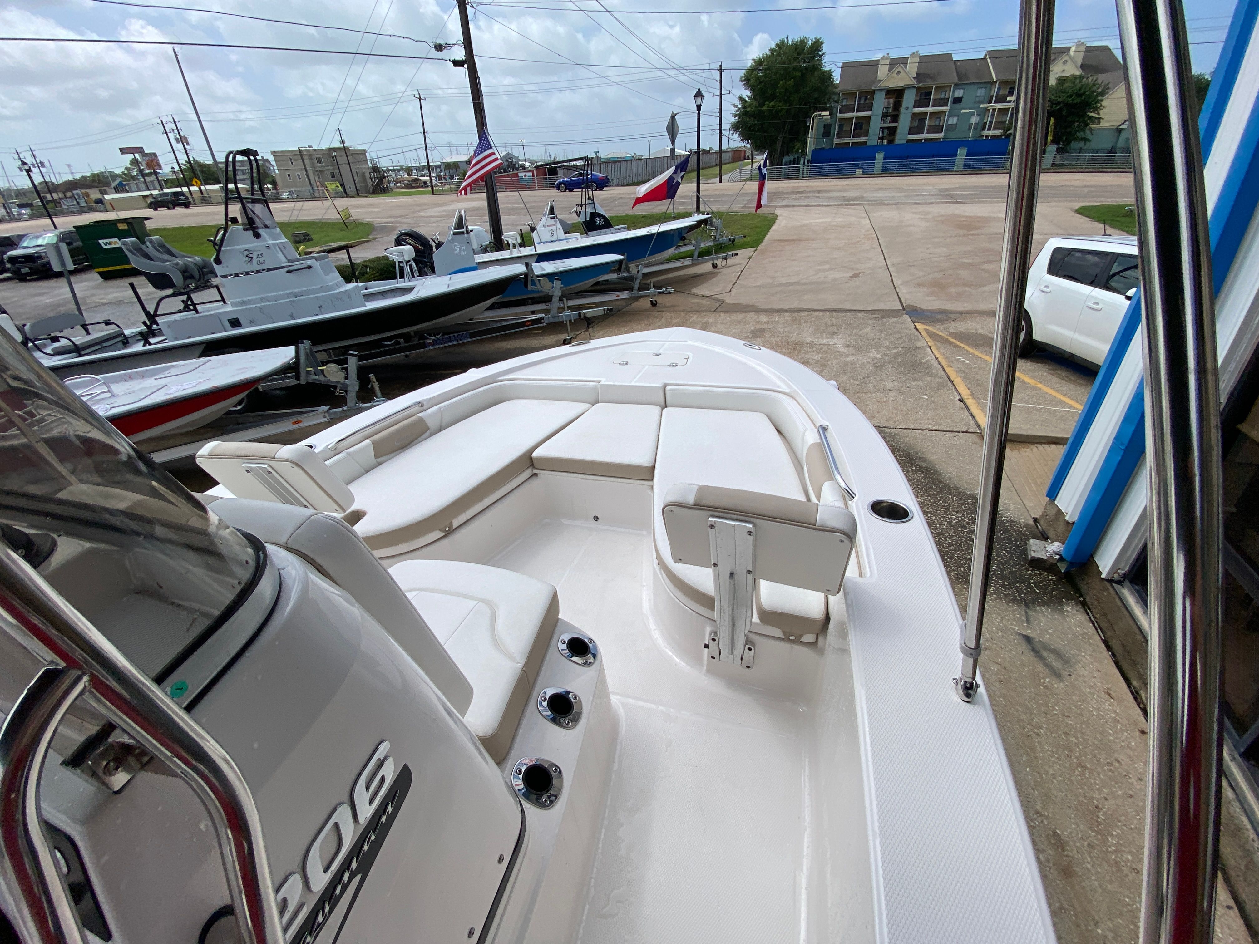 2025 Robalo 206 Cayman DLX — photo 12 view