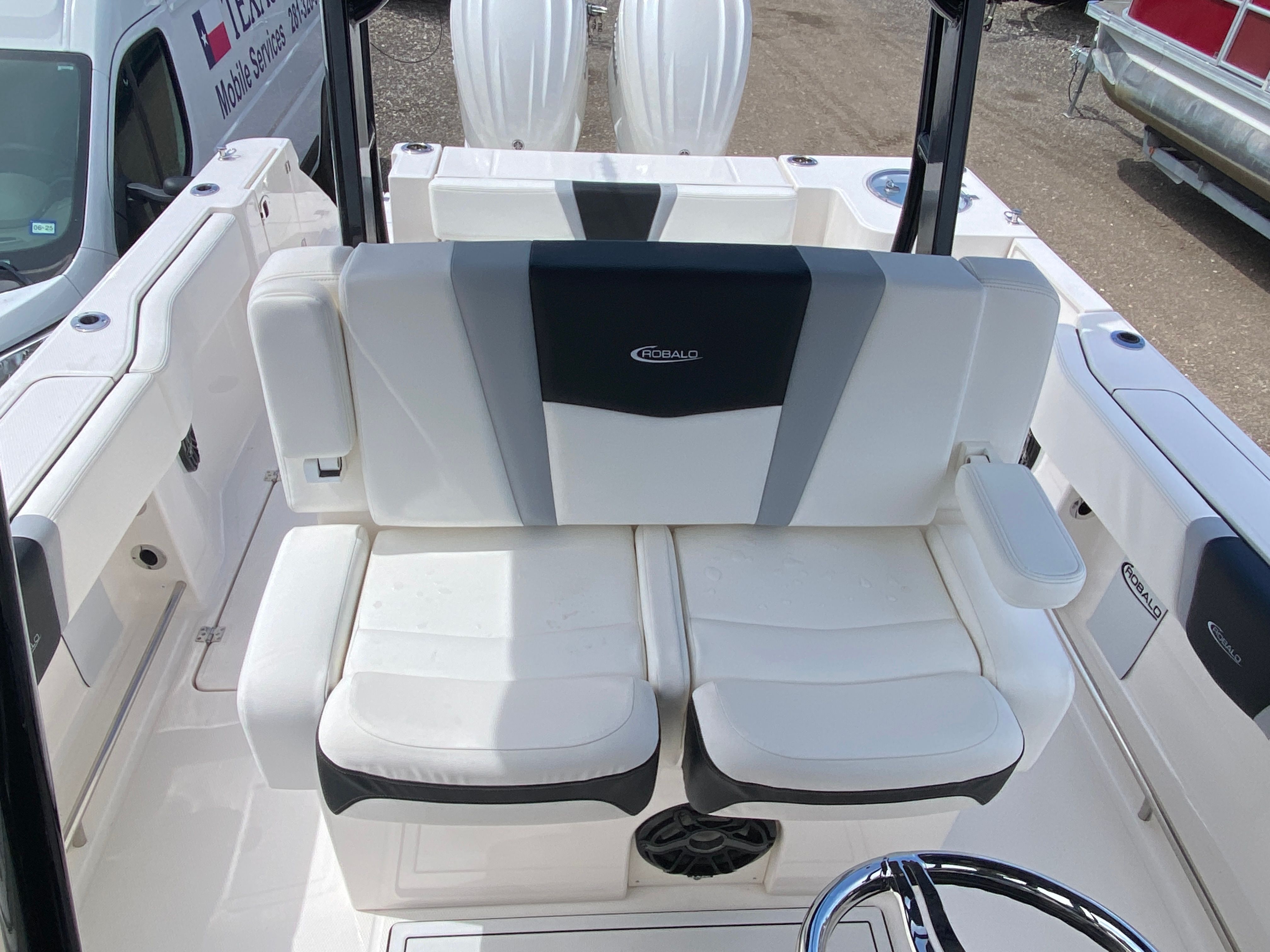 2025 Robalo 270 CC — photo 17 view
