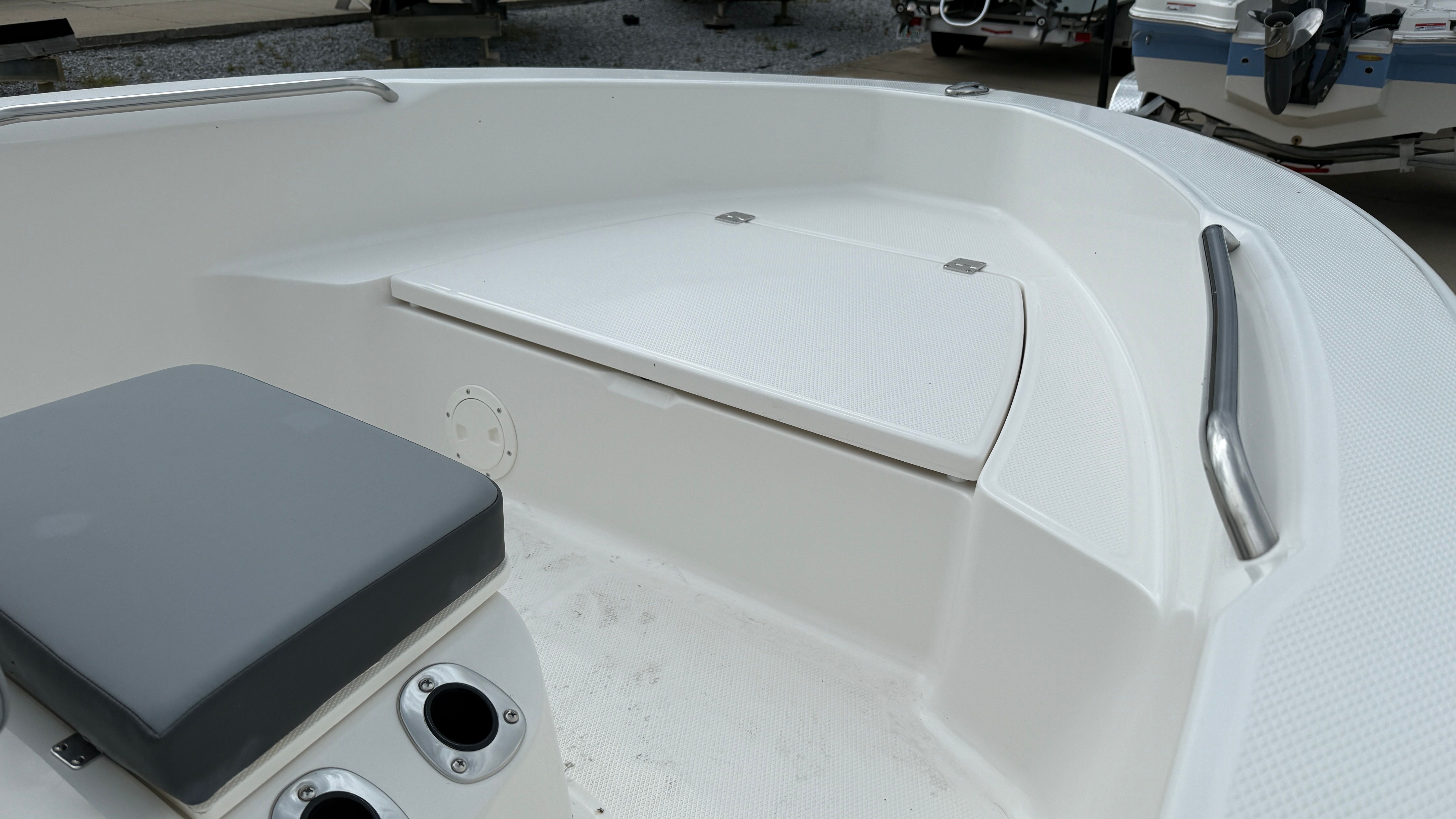 2025 Robalo 160 CC - Photo 8