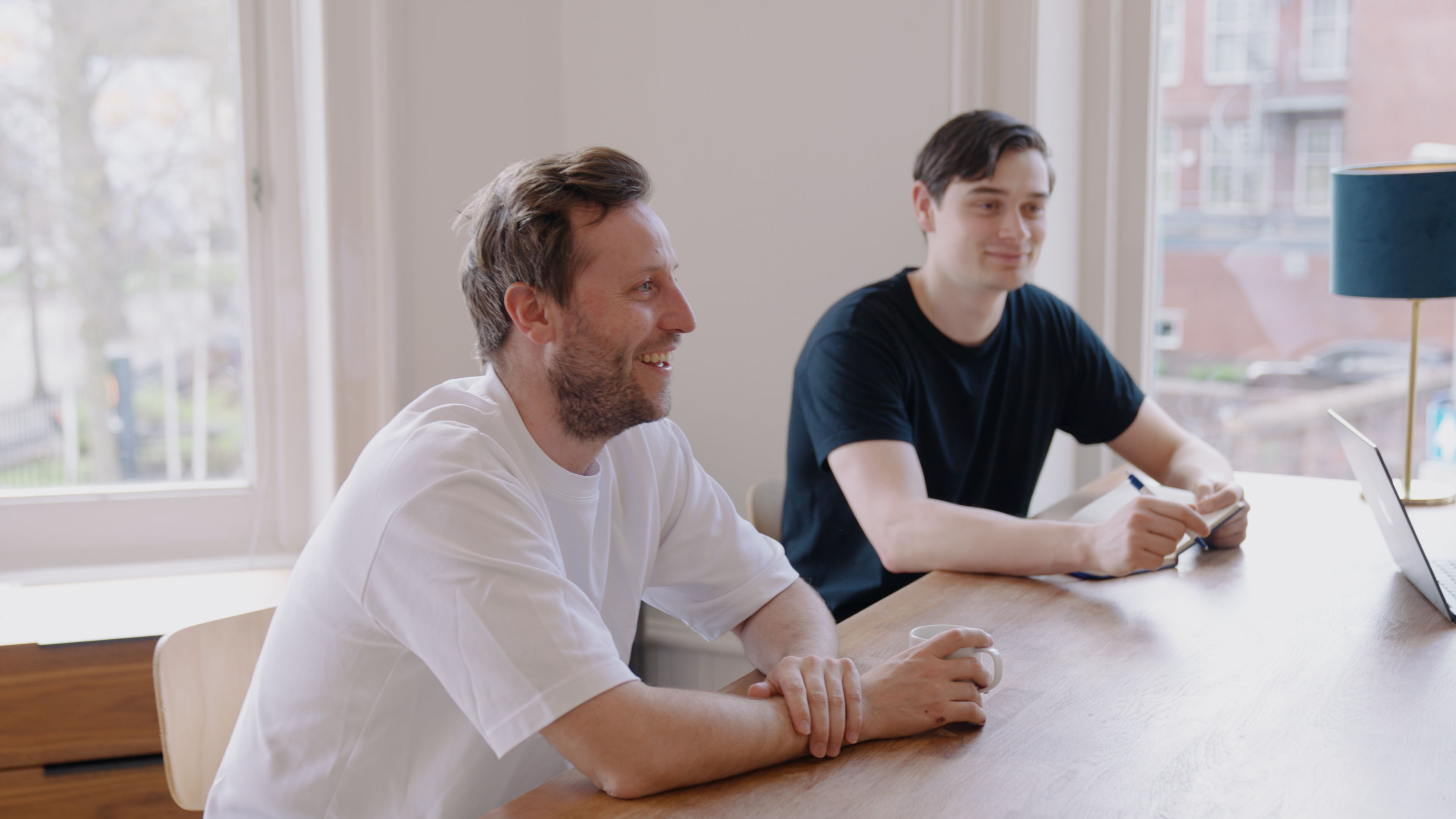 Marwin en Maksim van Active Talent in overleg aan tafel