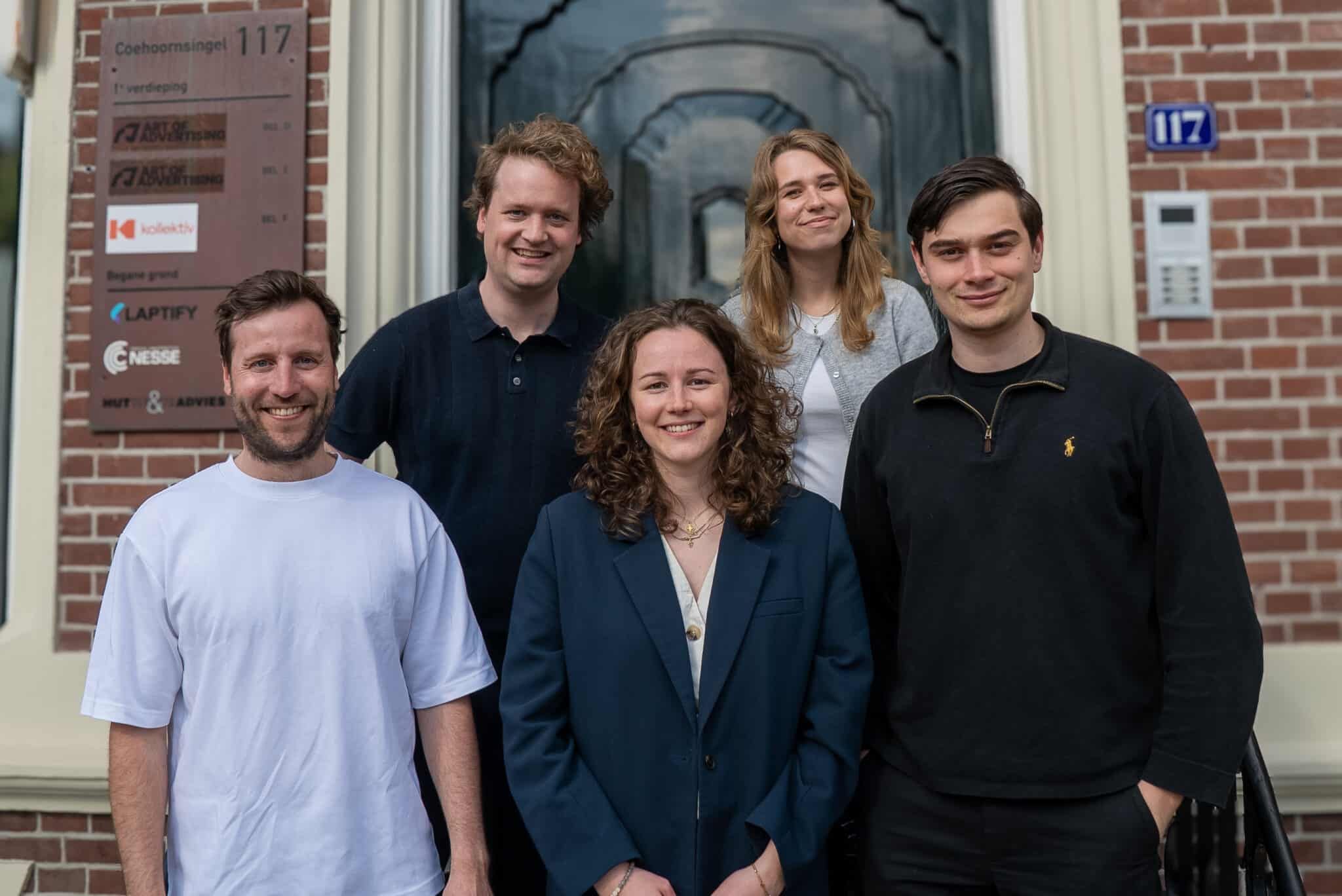 Het team van Active Talent voor het kantoor aan de Coehoornsingel in Groningen