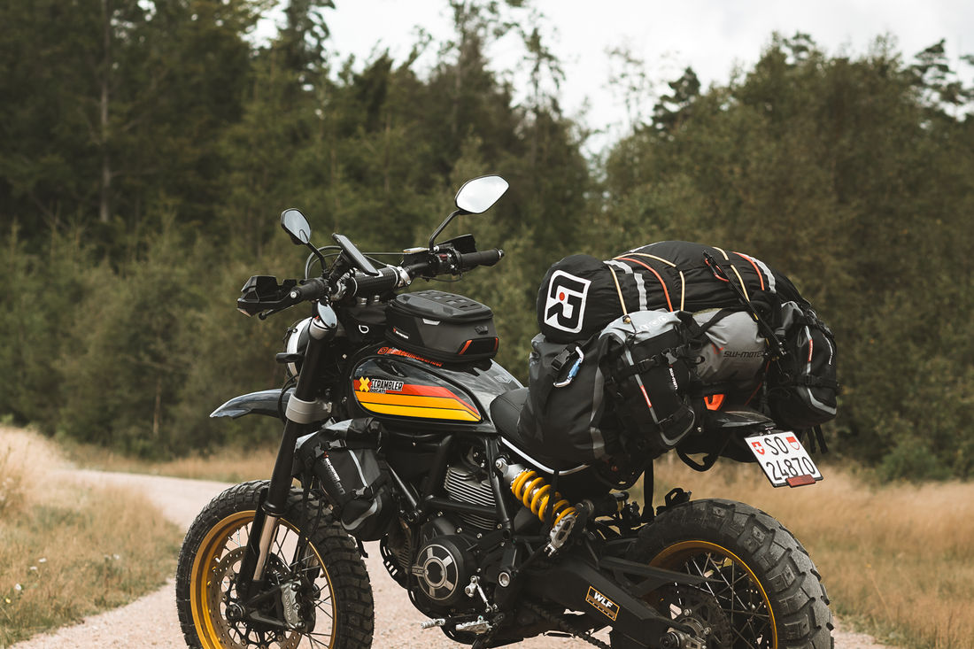 Der Beweis das auch auf eine Scrambler viel Gepäck passt.