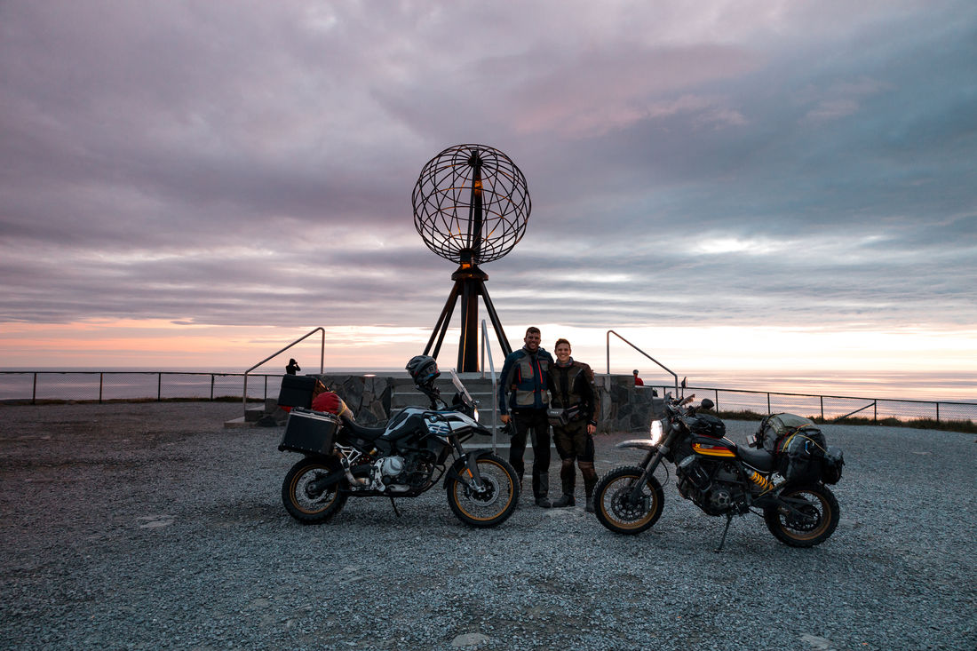 Frankee mit seinem Travelbuddy am Nordkapp. Frankee mit seinem Travelbuddy am Nordkapp.