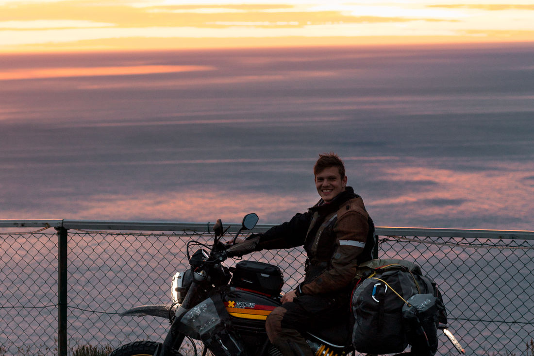 Frankee nach seiner 3 stündiger Fahrt in den «neverending sunset» Frankee nach seiner 3 stündiger Fahrt in den «neverending sunset»