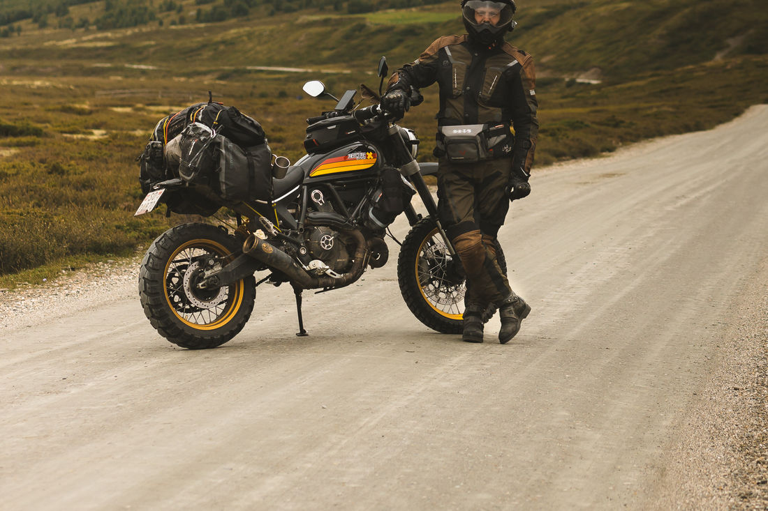 Frankee mit seiner Ducati Scrambler. Frankee mit seiner Ducati Scrambler.