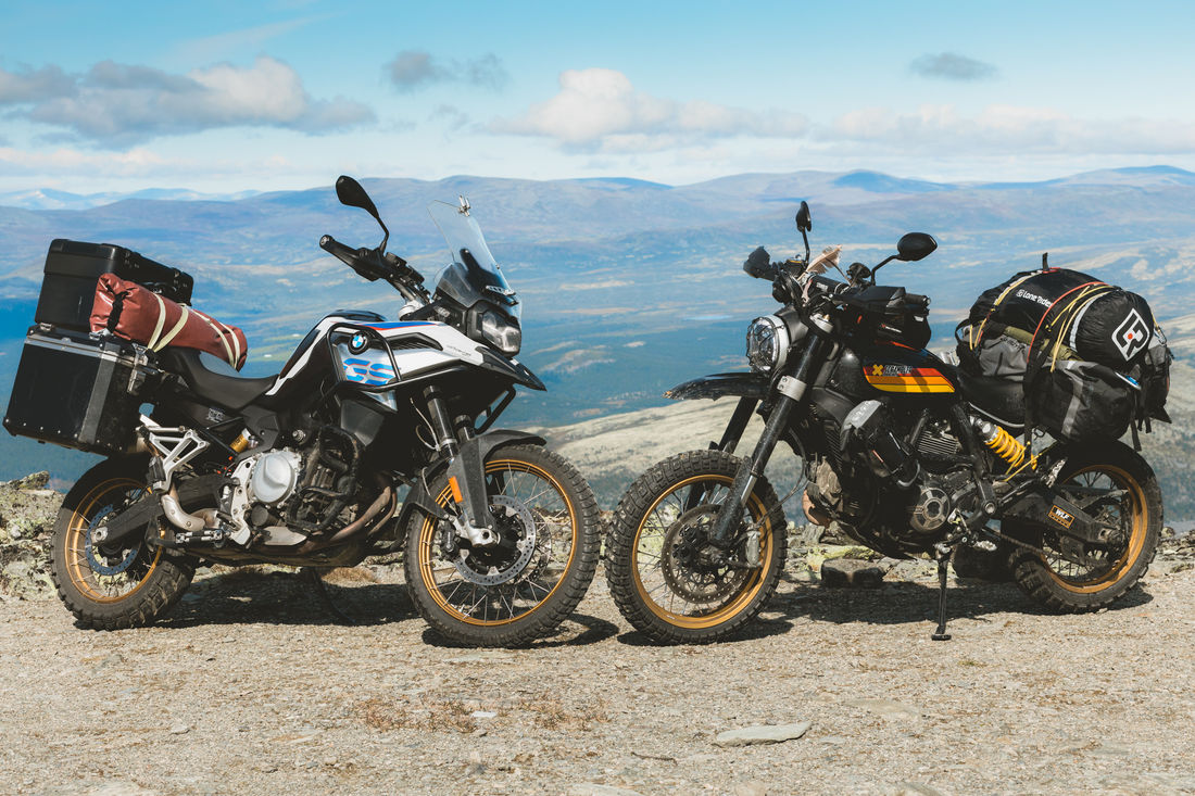 Das Adventurebike vom Travelbuddy sowie die Scrambler von Frankee vereint - Fazit beide haben es ans Nordkapp geschafft!