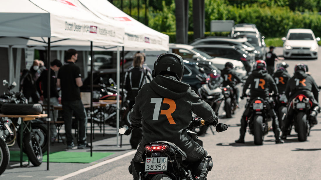 Im Rahmen der Neueröffnung der Motorrad-Erebniswelt von Hostettler Moto Zürich Süd hat das erste Treffen der RIDERS FAMILY stattgefunden. Im Rahmen der Neueröffnung der Motorrad-Erebniswelt von Hostettler Moto Zürich Süd hat das erste Treffen der RIDERS FAMILY stattgefunden.