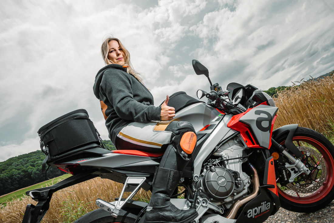 Fabienne hat sich schnell mit der Höhe des Bikes angefreundet und war trotz nur einseitigem Abstehen sicher unterwegs. Fabienne hat sich schnell mit der Höhe des Bikes angefreundet und war trotz nur einseitigem Abstehen sicher unterwegs.