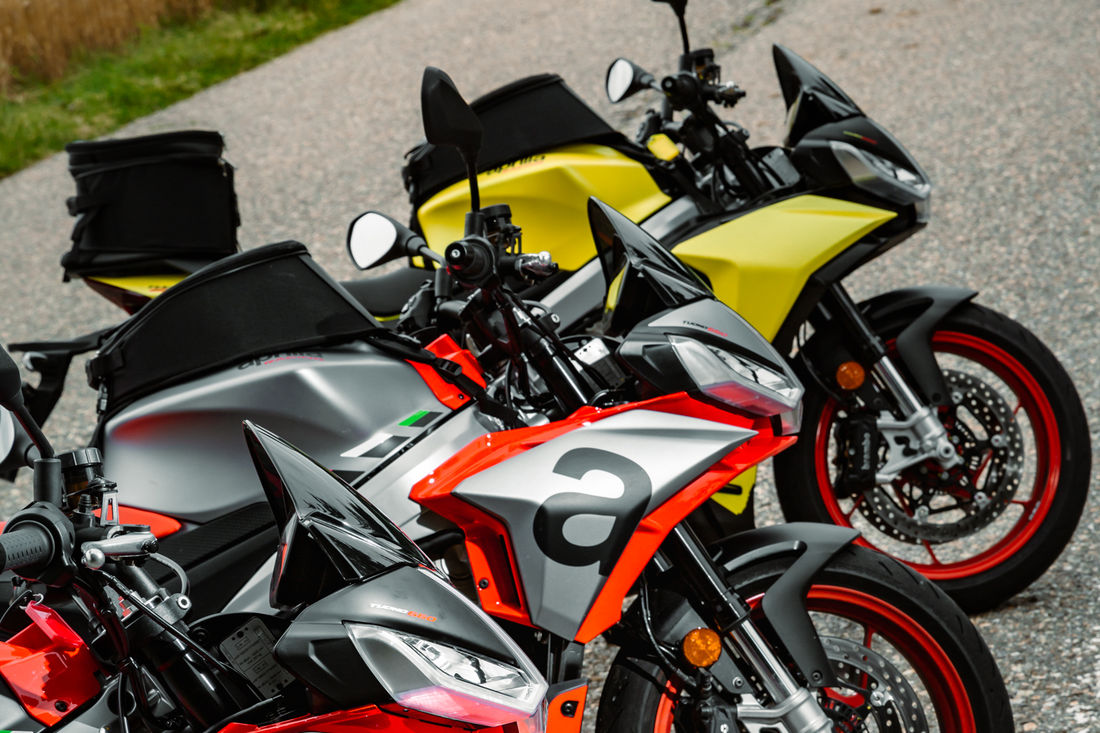 Die Aprilia Tuono 660 überzeugt nicht nur mit drei Farbvarianten, sondern genauso mit drei Fahrmodi. Die Aprilia Tuono 660 überzeugt nicht nur mit drei Farbvarianten, sondern genauso mit drei Fahrmodi.