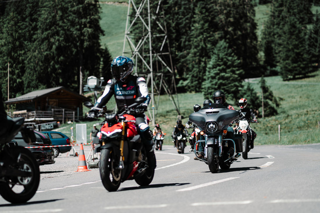 Sportler, Naked Bikes, Harley Davidson: eine bunte Gruppe hat den Rideout zu einem Erlebnis gemacht. (Bild: Samuel Eggenschwiler)