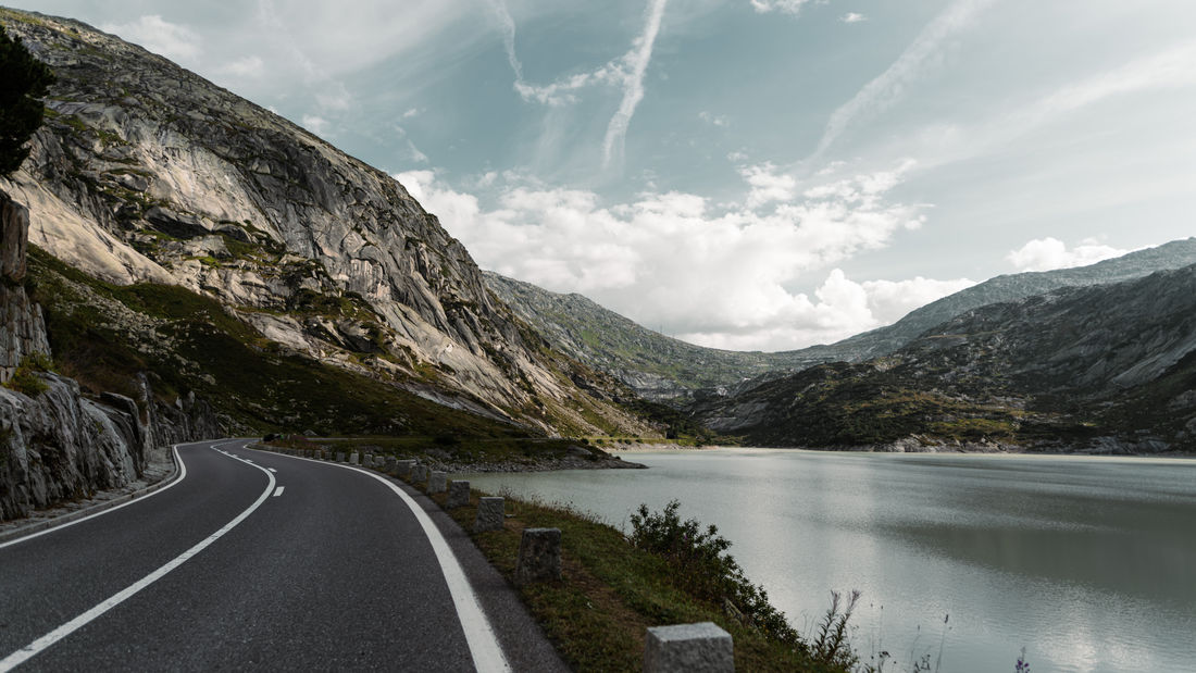 Die Grimsel-Passstrasse entlang des Räterichsbodensees - (Foto: Sam Eggenschwiler) Die Grimsel-Passstrasse entlang des Räterichsbodensees - (Foto: Sam Eggenschwiler)