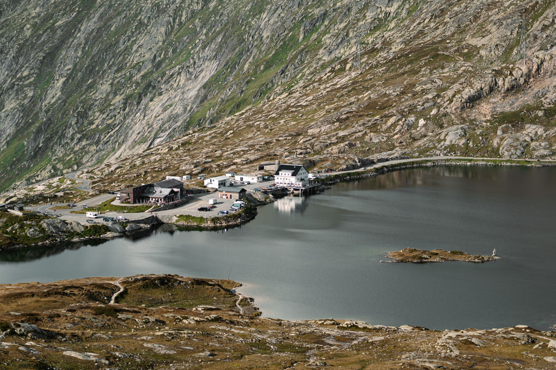 Die Grimsel Passhöhe mit Restaurants und Hotels direkt am Totensee - (Foto von: Sam Eggenschwiler) Die Grimsel Passhöhe mit Restaurants und Hotels direkt am Totensee - (Foto von: Sam Eggenschwiler)
