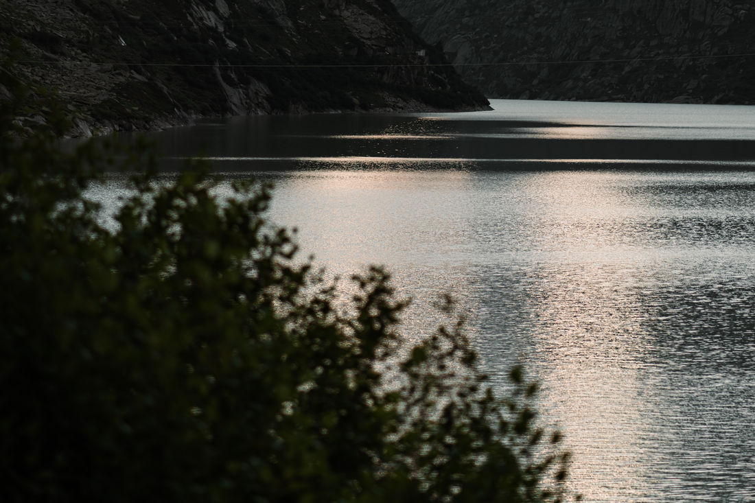 Der Grimselsee und die Lauteraar Rothörner in der Abenddämmerung - (Foto von: Sam Eggenschwiler) Der Grimselsee und die Lauteraar Rothörner in der Abenddämmerung - (Foto von: Sam Eggenschwiler)