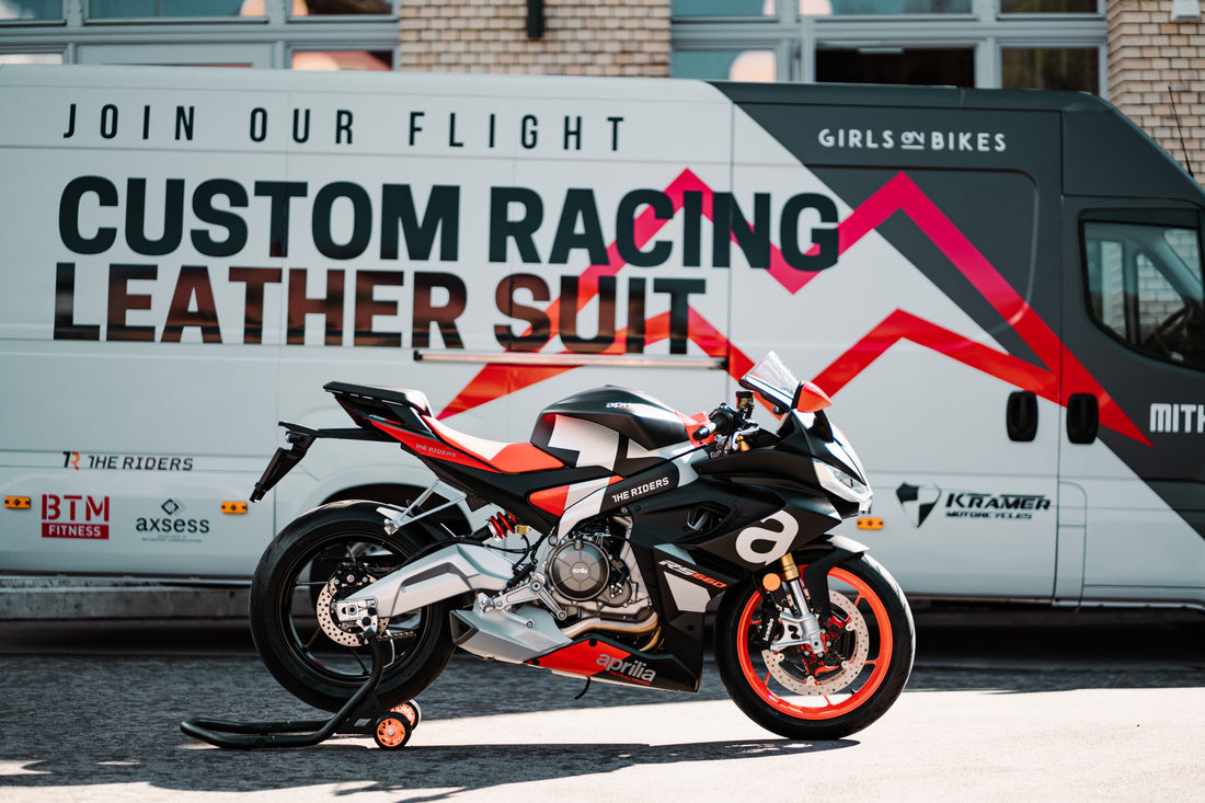 Die Aprilia RS 660 macht sich gut im Riders-Branding.(Foto: Sam Eggenschwiler) Die Aprilia RS 660 macht sich gut im Riders-Branding.(Foto: Sam Eggenschwiler)