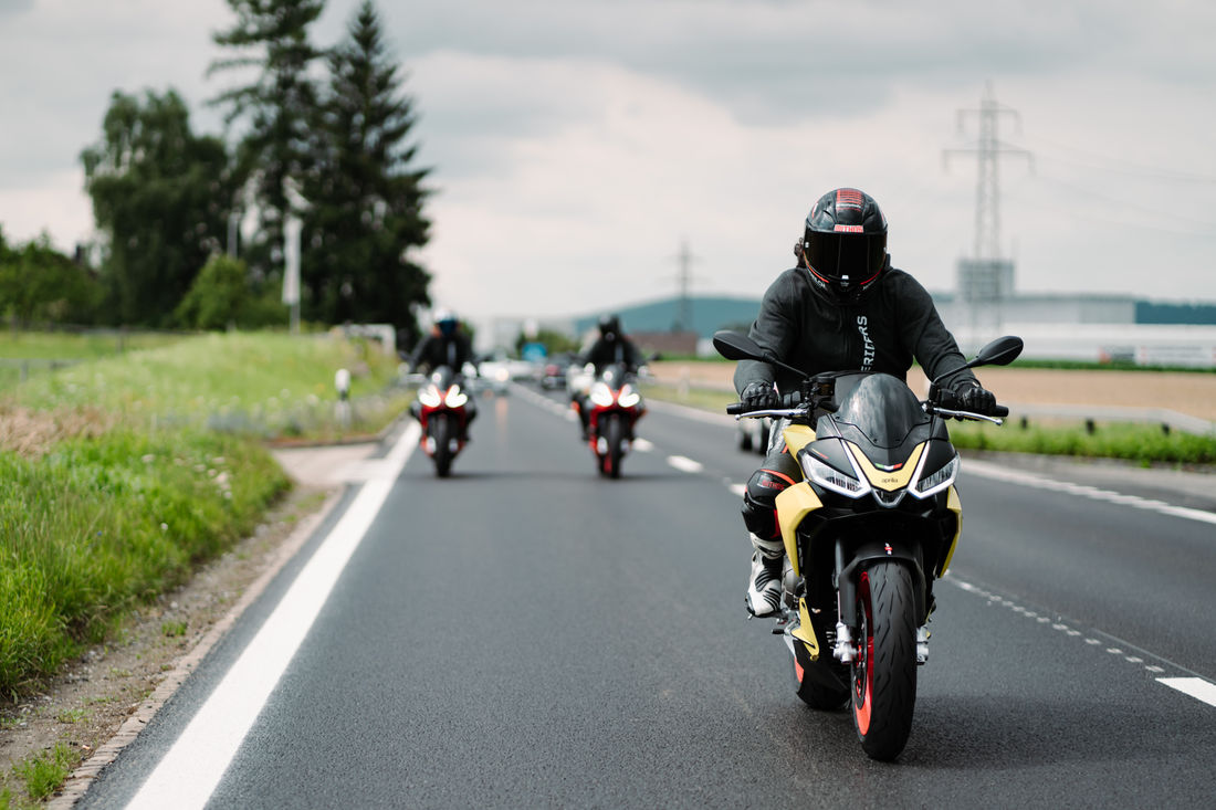 Neue Modelle bieten die neueste Technologie, wie hier die Aprilia Tuono 660.(Foto: Sam Eggenschwiler) Neue Modelle bieten die neueste Technologie, wie hier die Aprilia Tuono 660.(Foto: Sam Eggenschwiler)