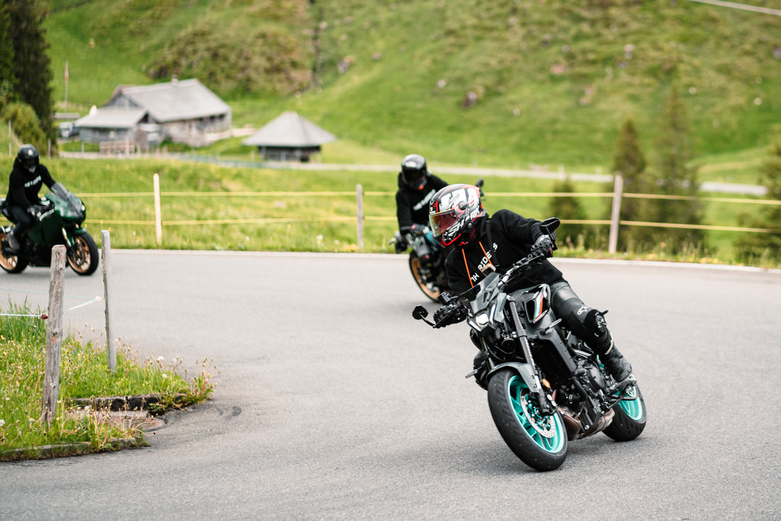 Auch enge Kurven sind für das leichte Hyper-Naked keine Herausforderung (Foto: Samuel Eggenschwiler)