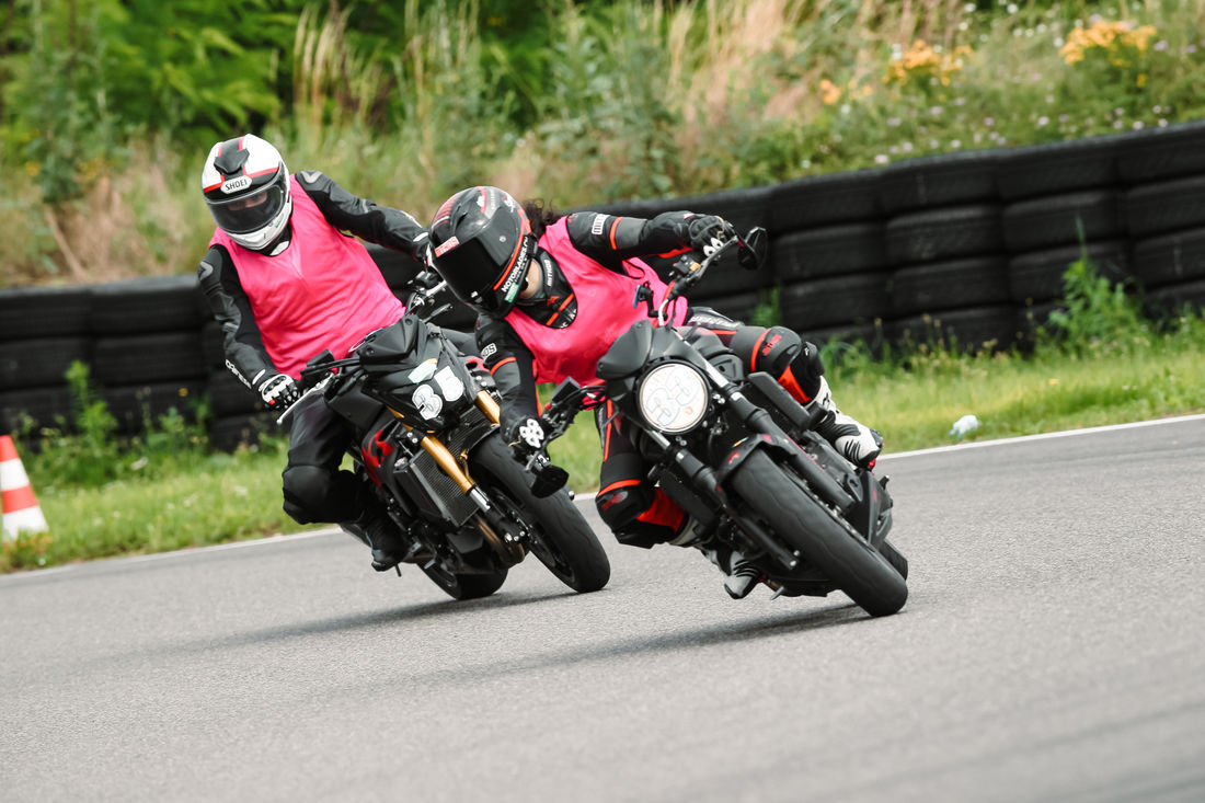 In ADR bieten viele Veranstalter Rennstreckentrainings an. (Foto: Anja an ihrem 1. Tag auf der Rennstrecke)