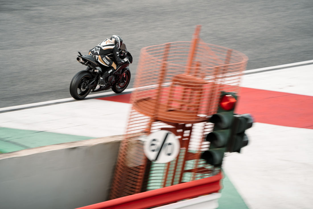 In der Boxenausfahrt kommen auch Ampeln zum Einsatz, wie hier in Mugello. (Foto: Patrick Köhli)