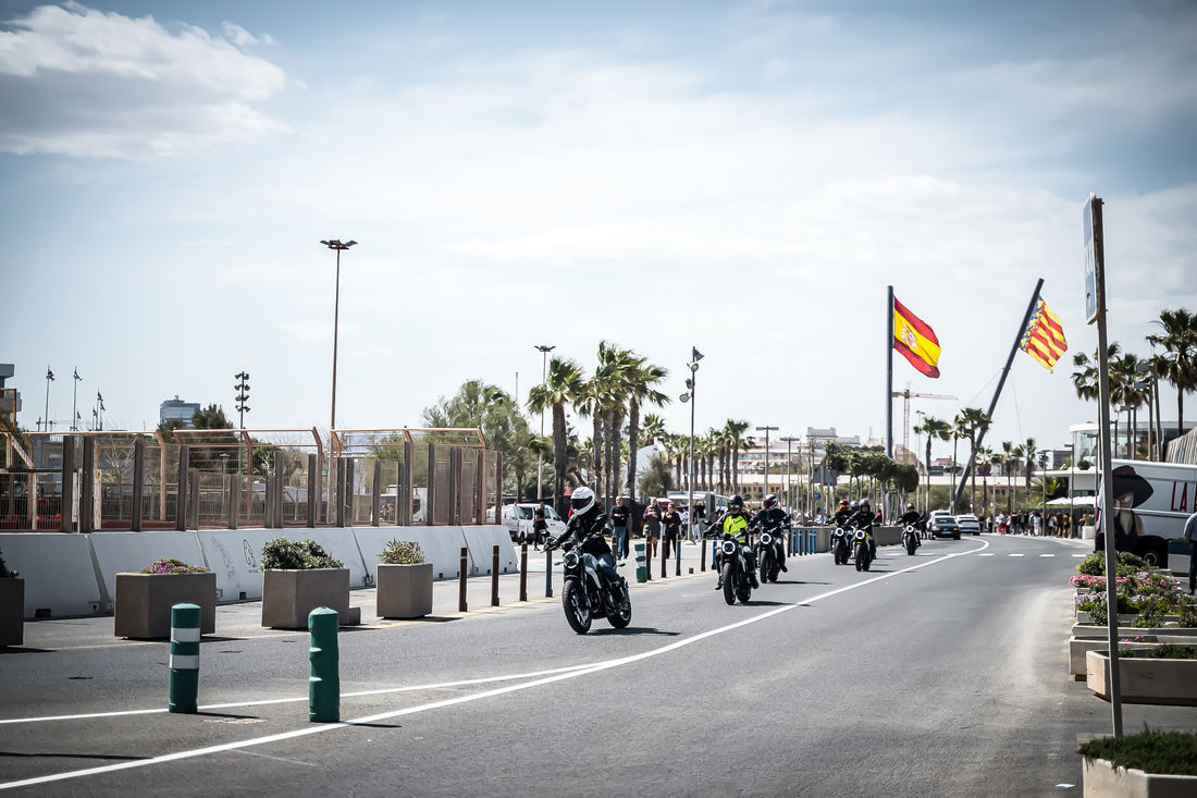 Fahrt durch den Stadtverkehr von Valencia: Mit der Scrambler kein Problem Fahrt durch den Stadtverkehr von Valencia: Mit der Scrambler kein Problem