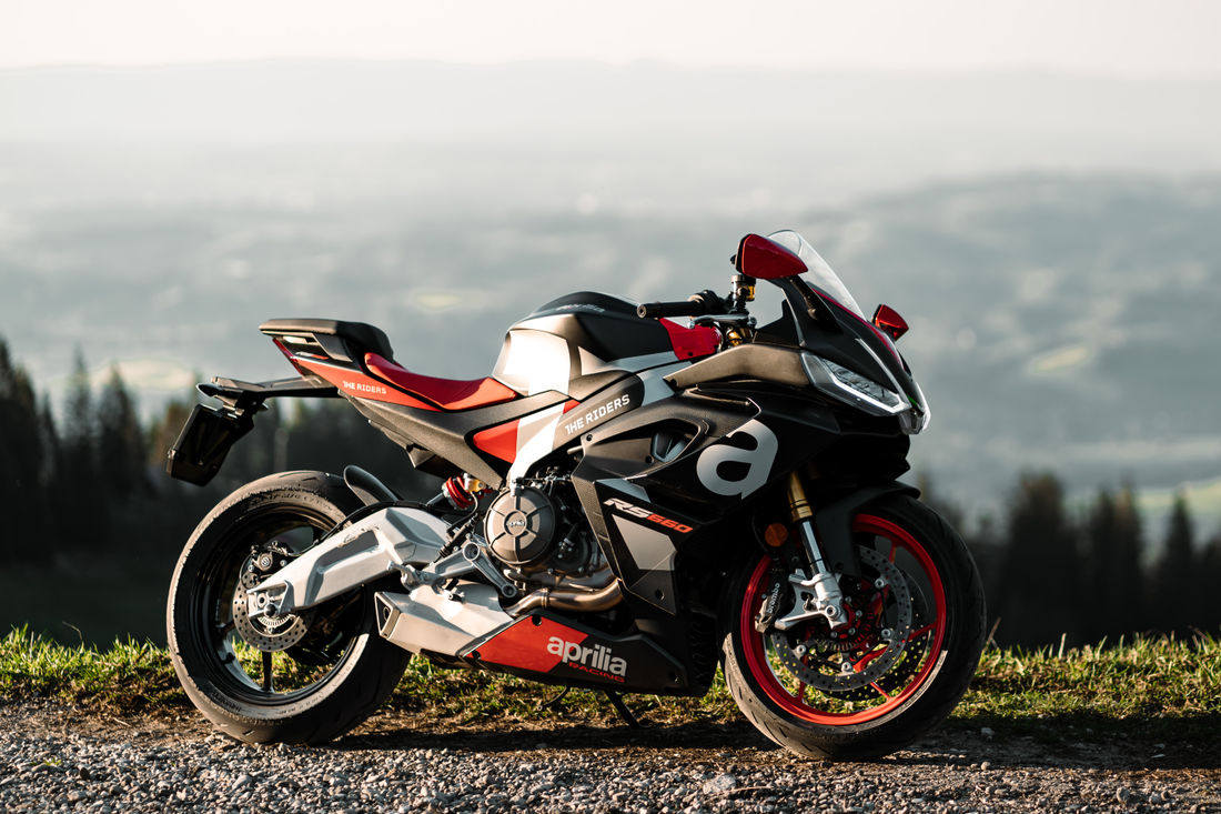 https://ik.imagekit.io/riders/media/aprilia_bild_1.jpg?tr=:ar-3-2,w-1100,fo-auto