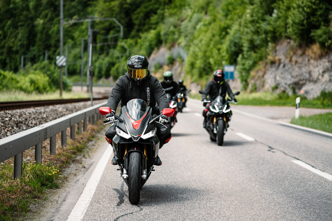 Sowohl auf dem Racetrack wie auf den öffentlichen Strassen kann das Motorrad überzeugen. (Foto: Samuel Eggenschwiler) Sowohl auf dem Racetrack wie auf den öffentlichen Strassen kann das Motorrad überzeugen. (Foto: Samuel Eggenschwiler)