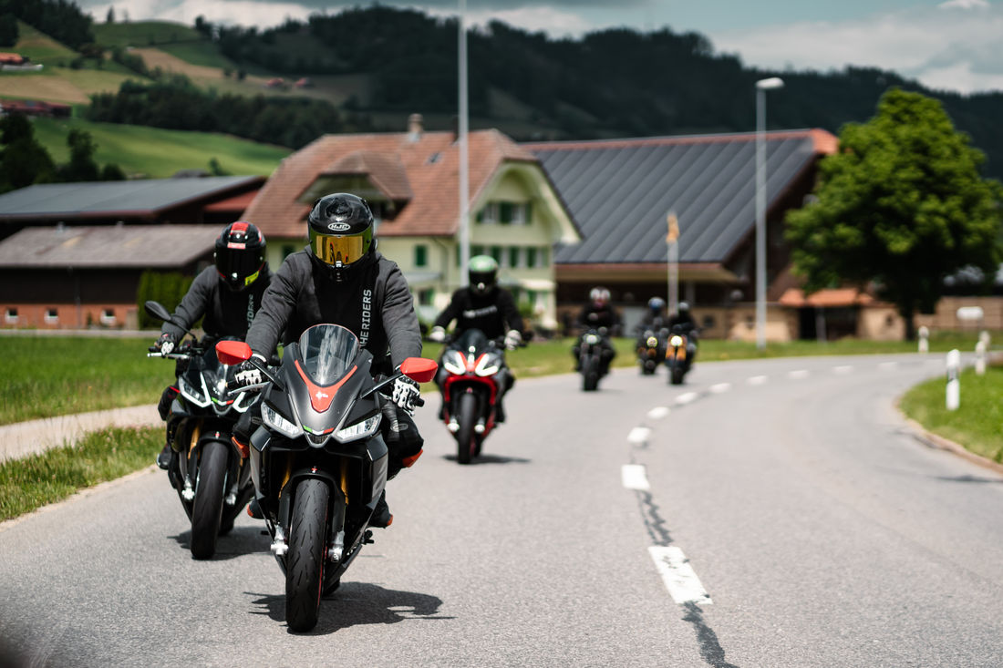 Dani mit der RS 660, begleitet von einer Tuono V4 und der Tuono 660. (Foto: Samuel Eggenschwiler) Dani mit der RS 660, begleitet von einer Tuono V4 und der Tuono 660. (Foto: Samuel Eggenschwiler)