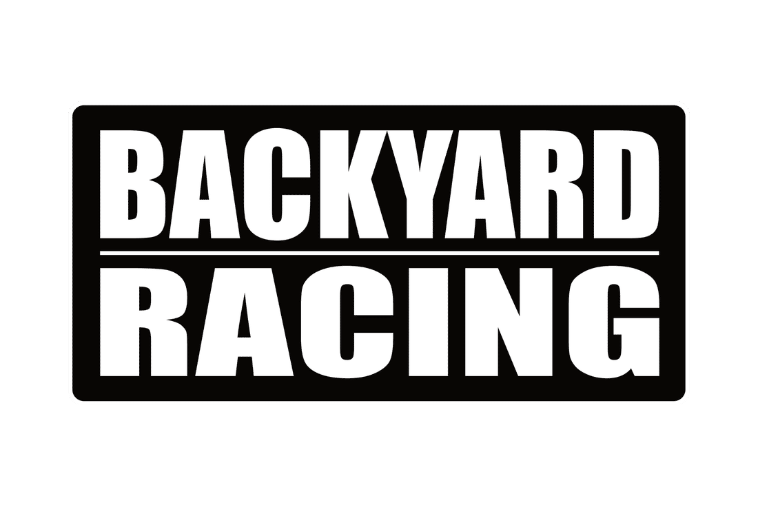 Die Eröffnung unserer Offroad-Welt wird unterstützt von Backyard Racing – den Profis in Ausrüstung und Motocross-Sicherheit. Die Eröffnung unserer Offroad-Welt wird unterstützt von Backyard Racing – den Profis in Ausrüstung und Motocross-Sicherheit.